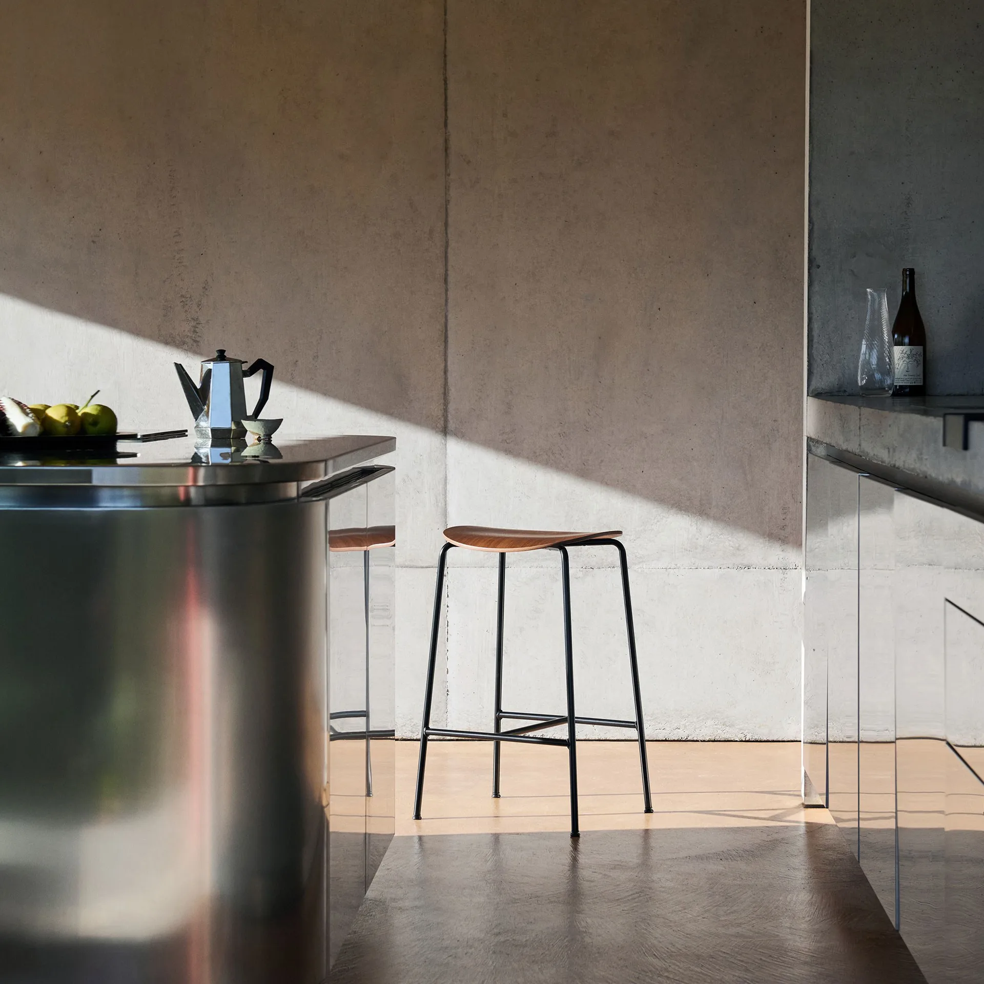 Pavilion AV38 barkruk 79 cm, Black-lacquered walnut &Tradition