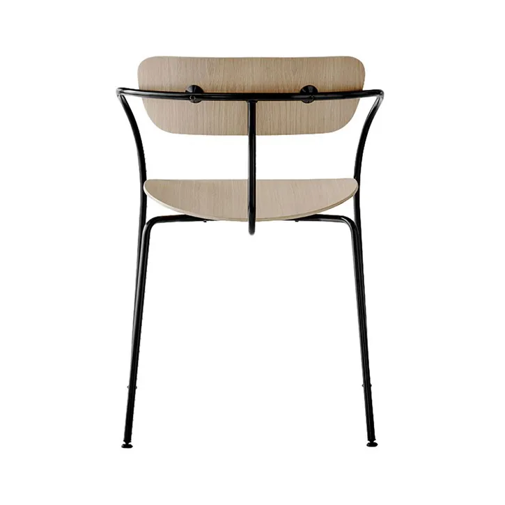 Pavilion stoel AV2, gelakt eikenhout &Tradition