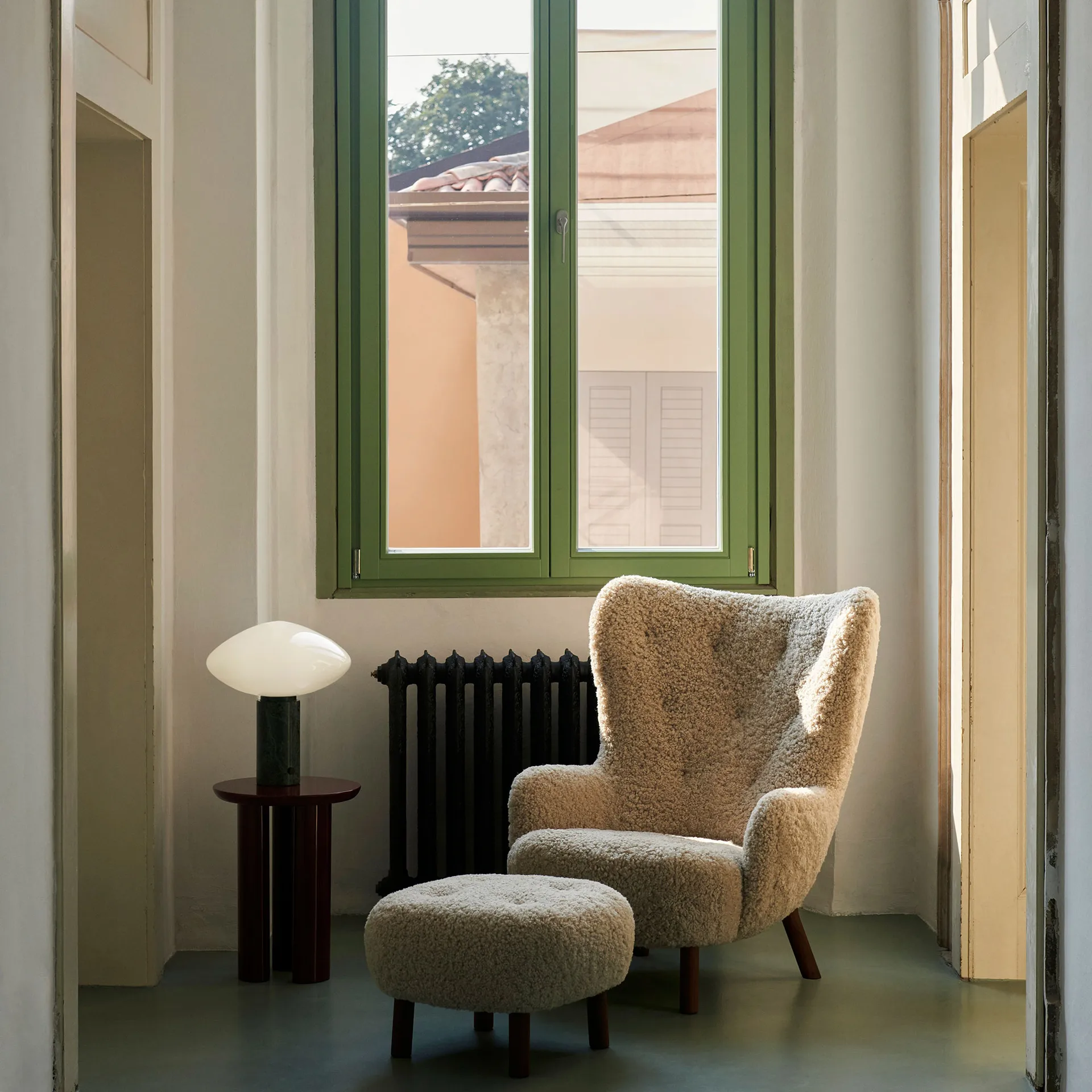 Petra VB3 High fauteuil incl. poef ATD1, Geoliede walnoot-Sheepskin Moonlight &Tradition