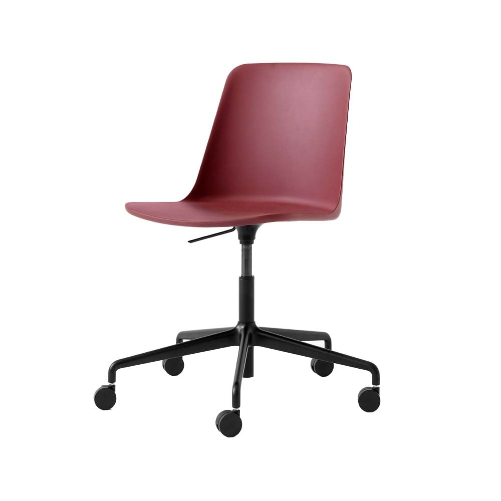 &Tradition Rely HW28 bureaustoel red brown, zwart draaibaar onderstel