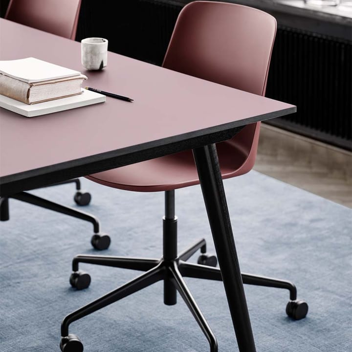 Rely HW28 bureaustoel, red brown, zwart draaibaar onderstel &Tradition