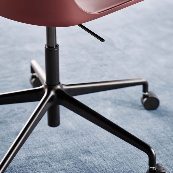 Rely HW28 bureaustoel, red brown, zwart draaibaar onderstel &Tradition
