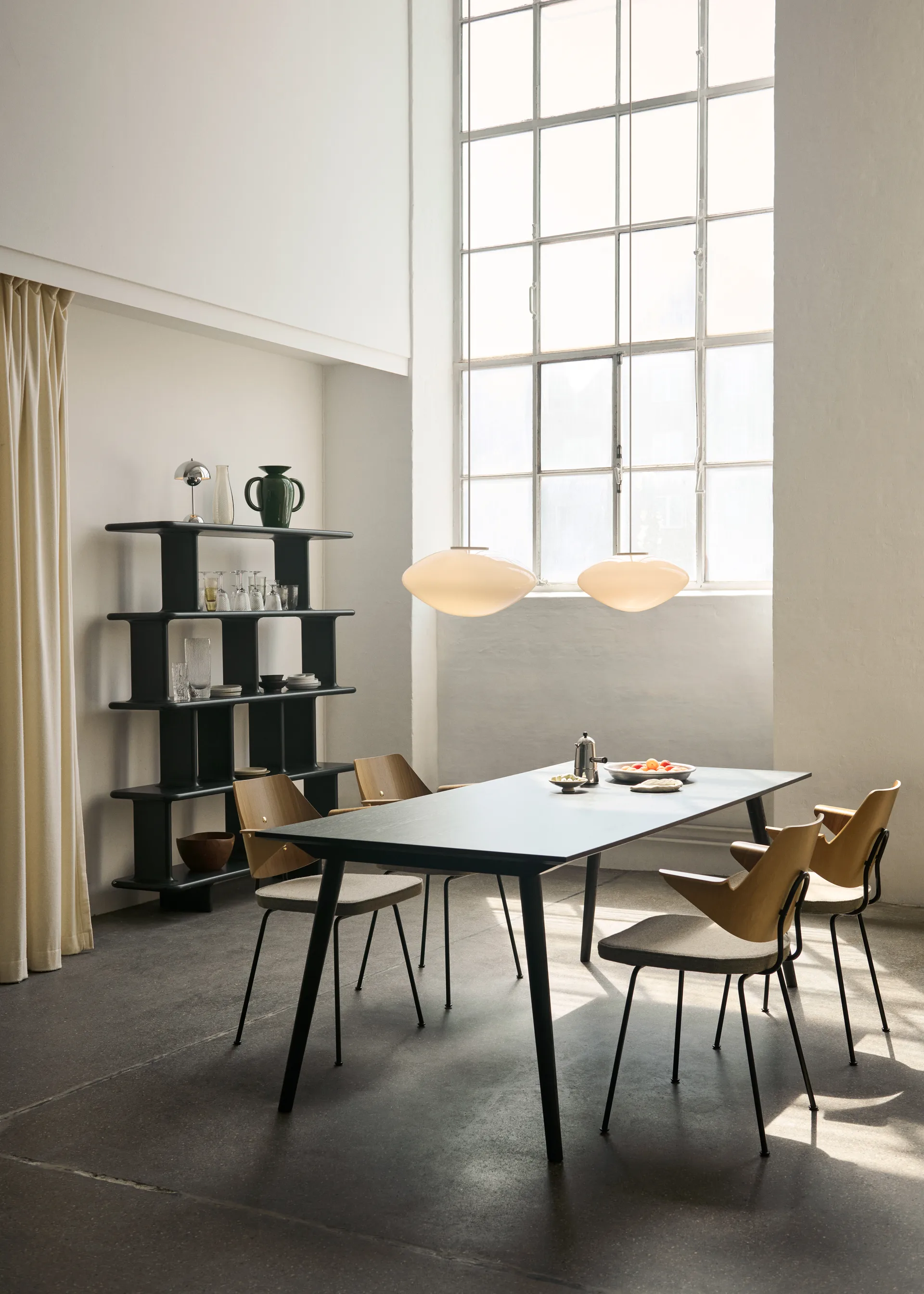 RFH RD7 armstoel, Walnut-beech-brown &Tradition