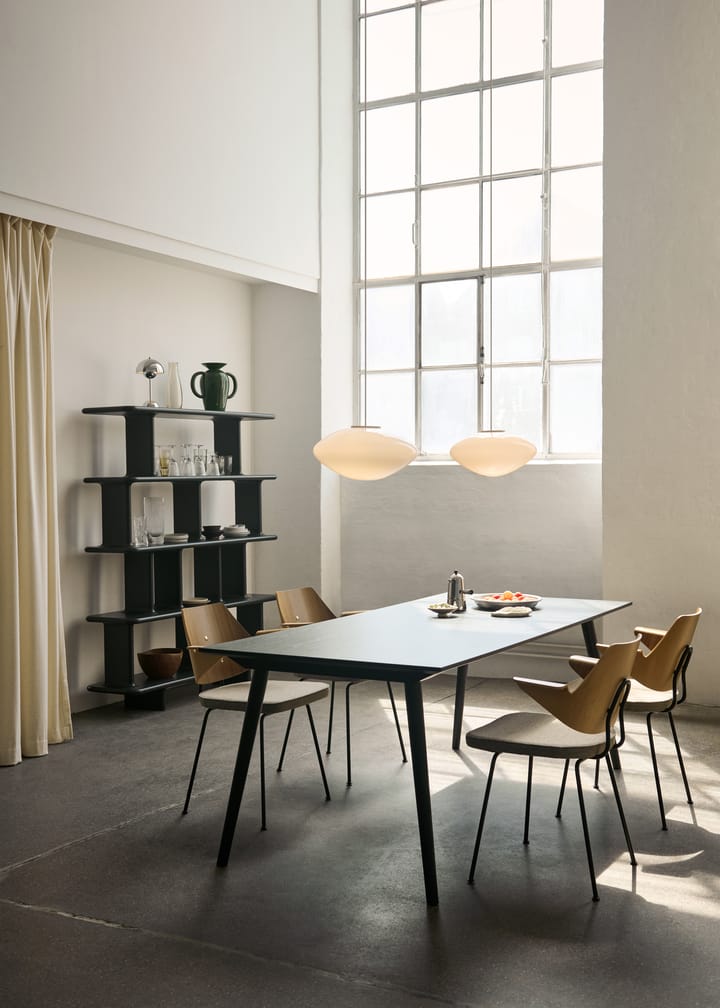 RFH RD7 armstoel, Walnut-beech-brown &Tradition