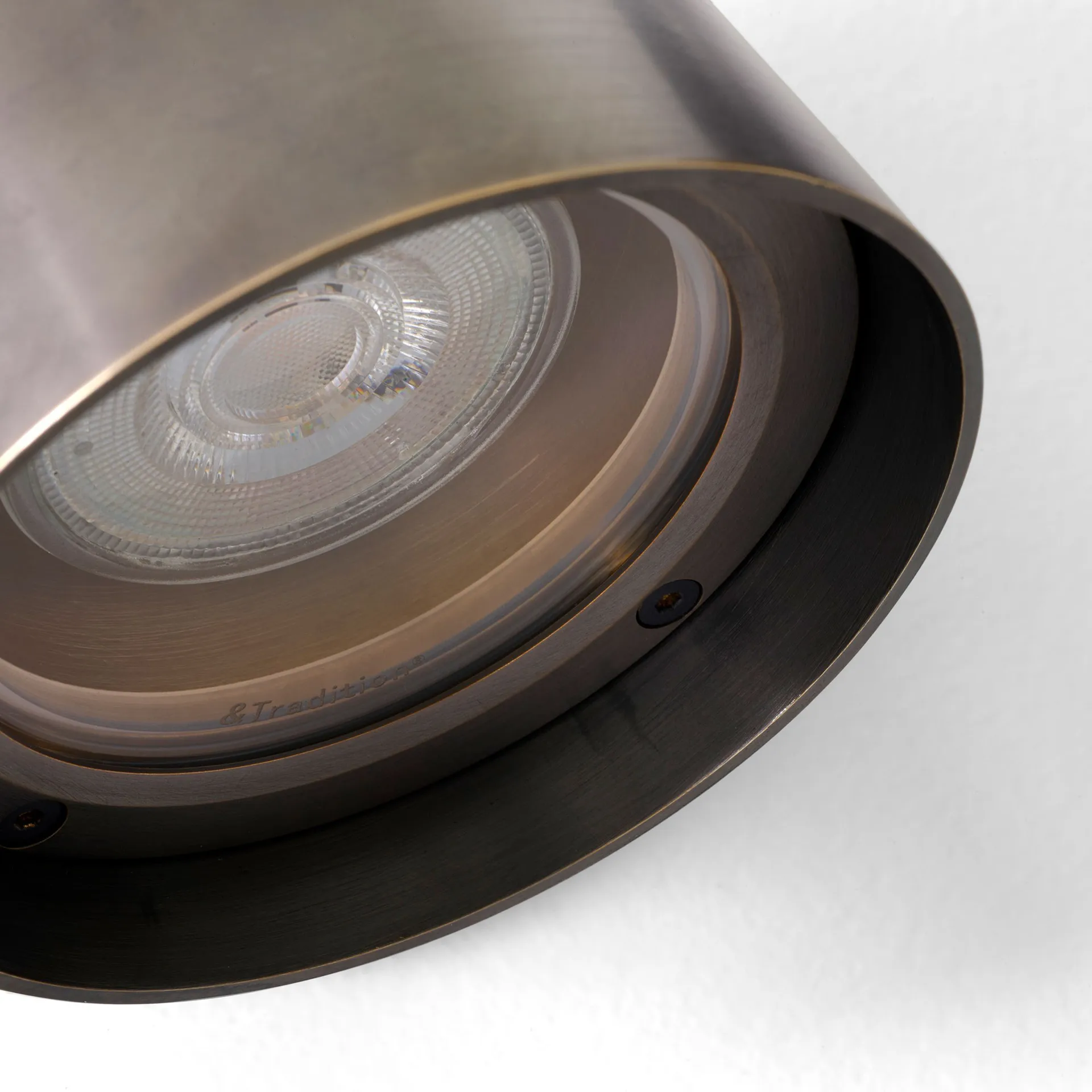 Solid SC105 wandlamp, Bronzed brass &Tradition