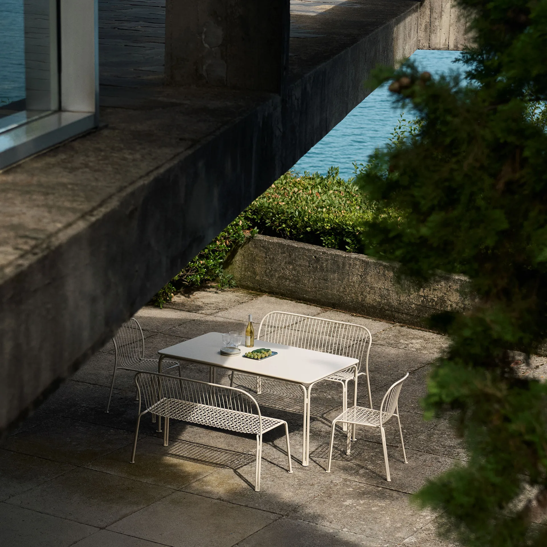 Thorvald SC111 bank, Ivory, 129 cm &Tradition