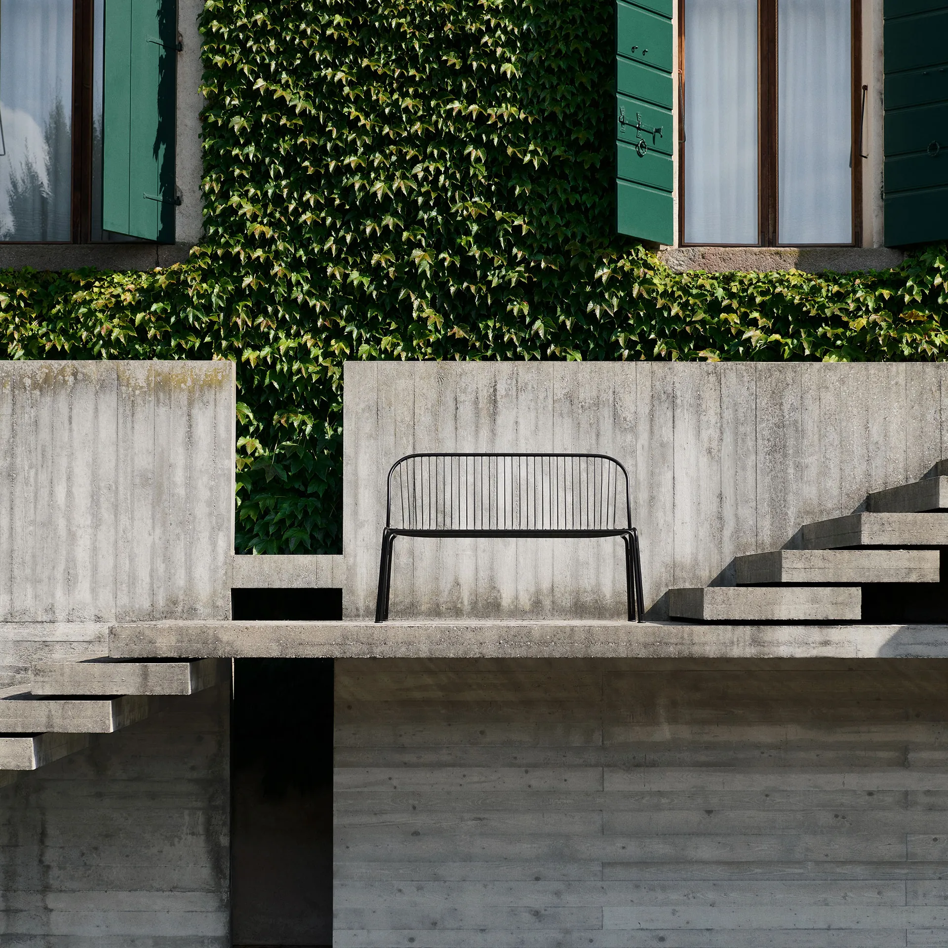 Thorvald SC111 bank, Warm black, 129 cm &Tradition