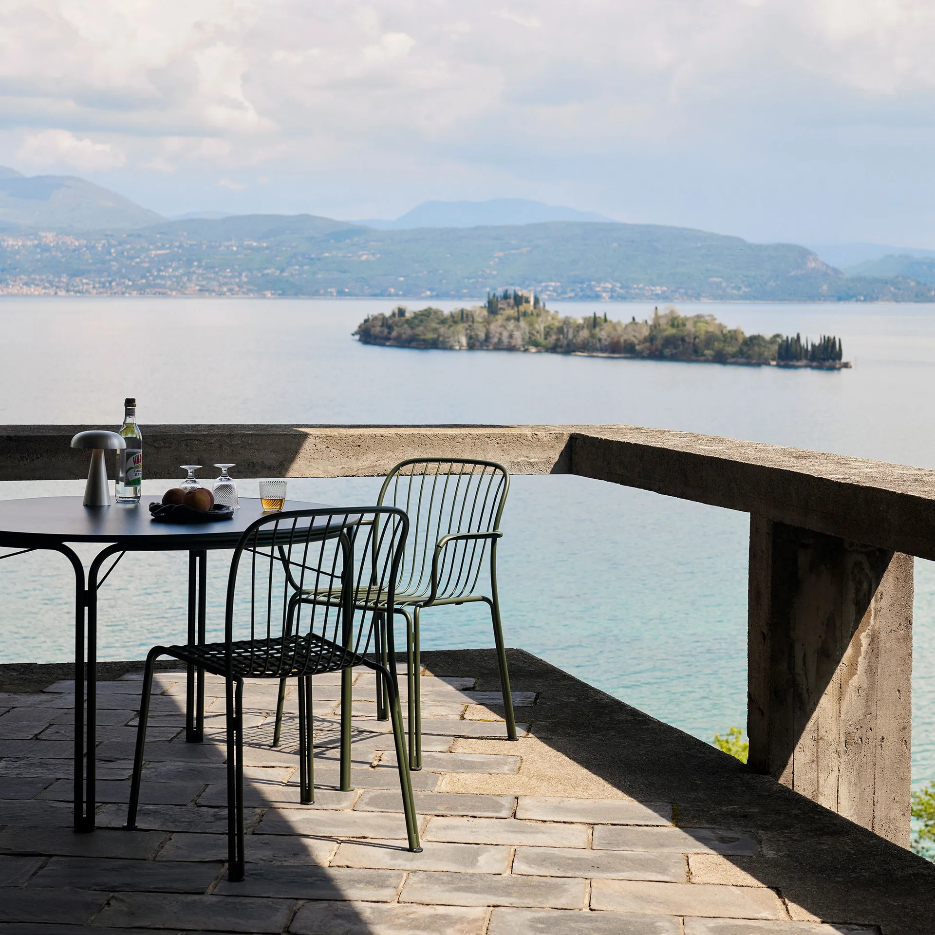 Thorvald SC98 eettafel Ø115 cm, Bronze green &Tradition