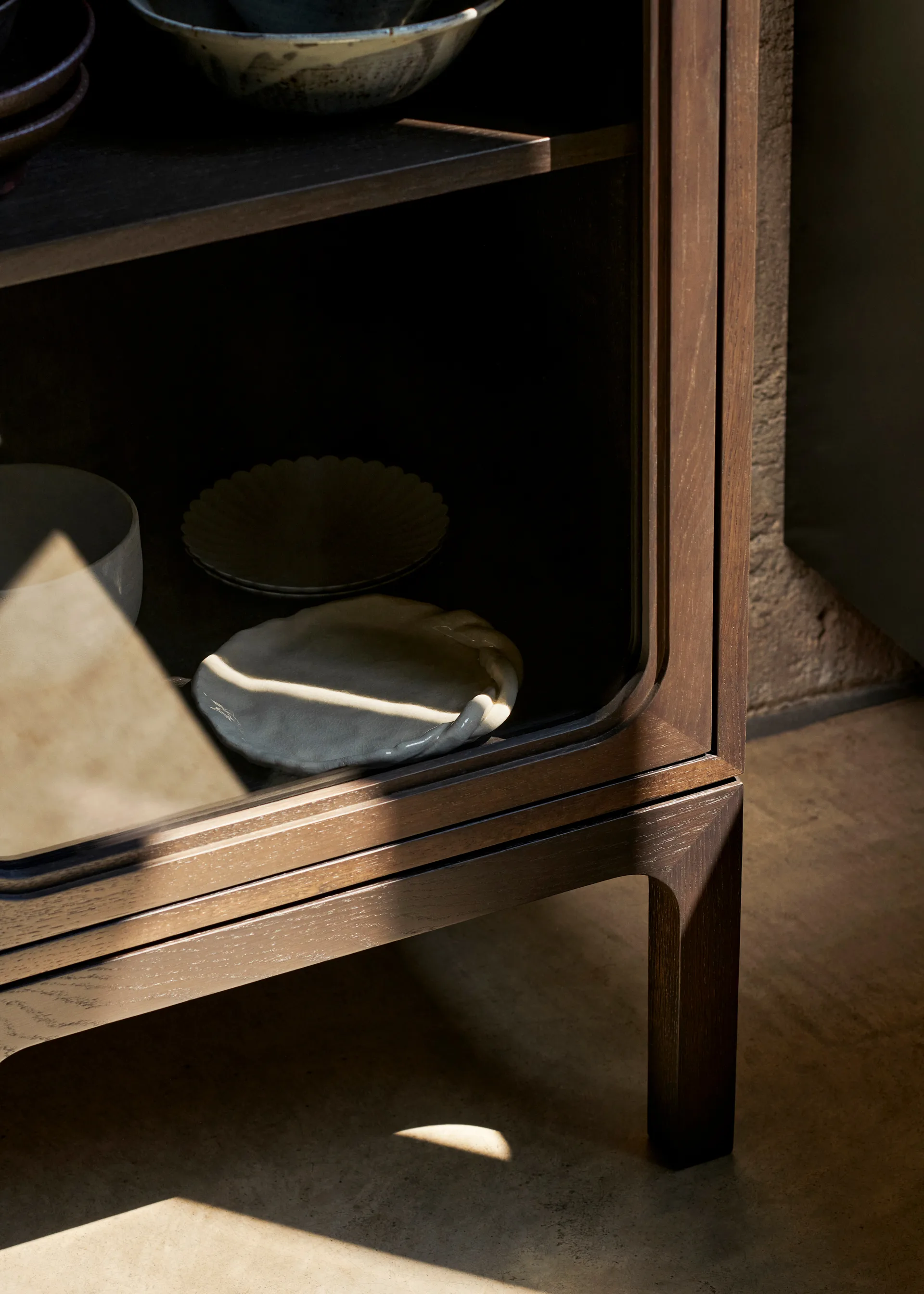 Trace SC87 vitrinekast 50x192x40 cm, Dark stained oak &Tradition