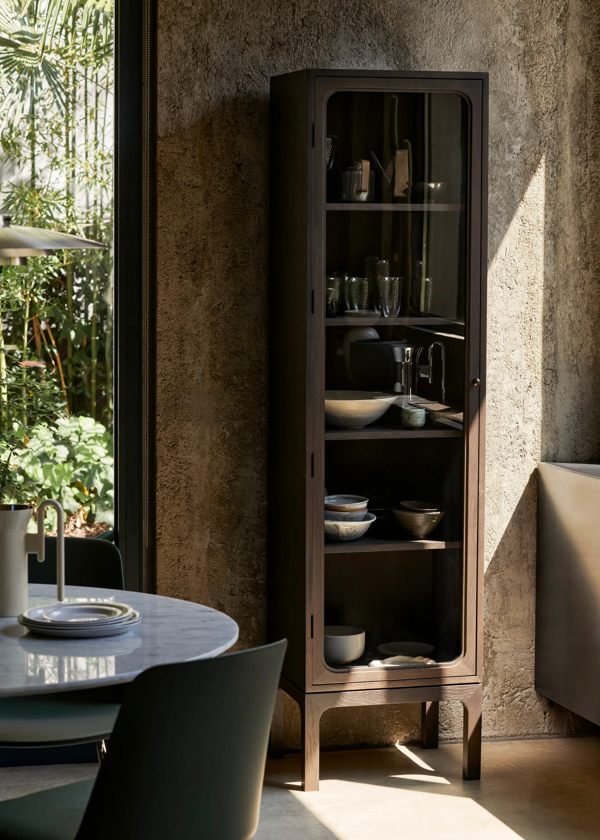 Trace SC87 vitrinekast 50x192x40 cm, Dark stained oak &Tradition