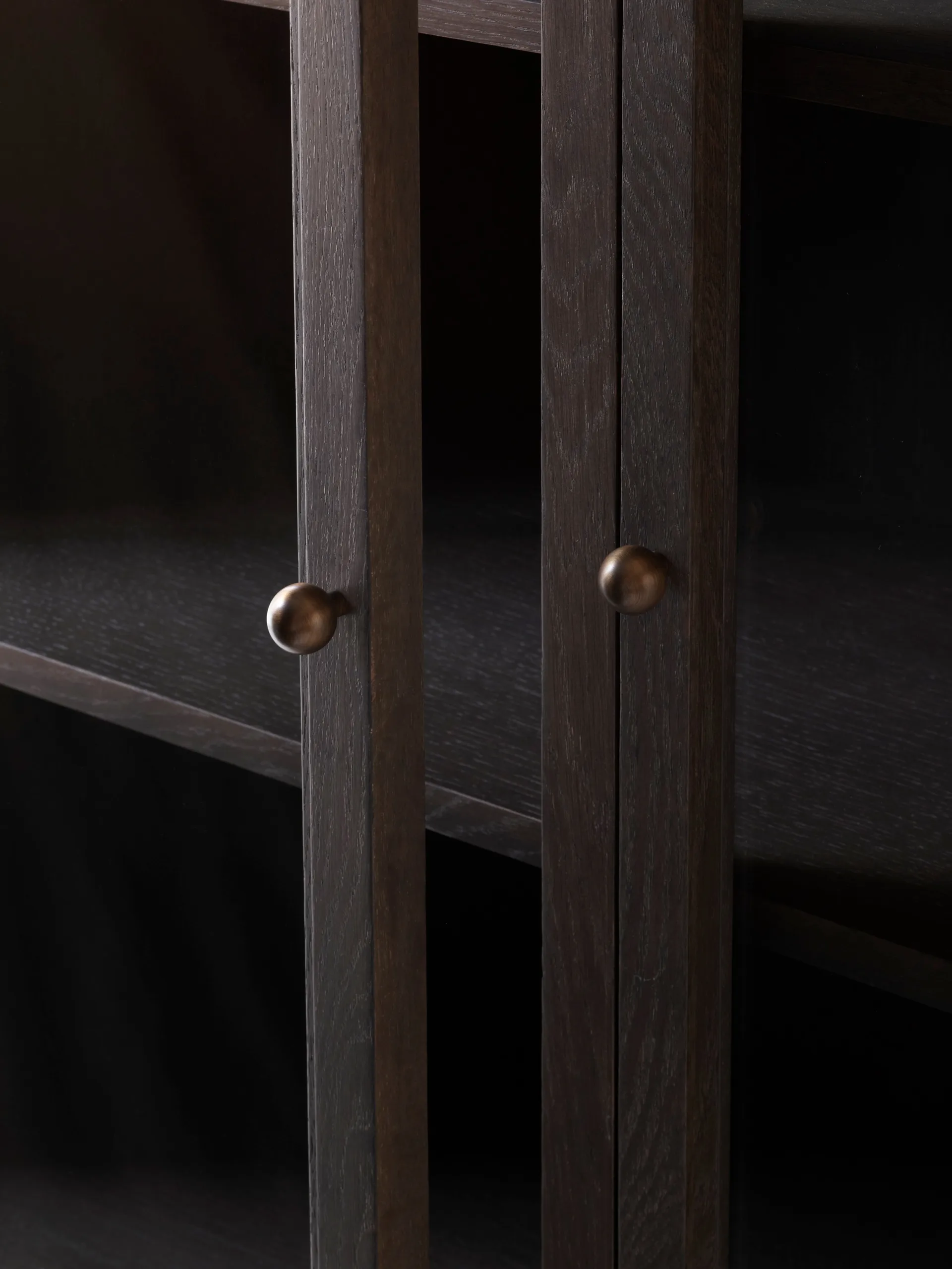 Trace SC88 vitrinekast 120x192x40 cm, Dark stained oak &Tradition