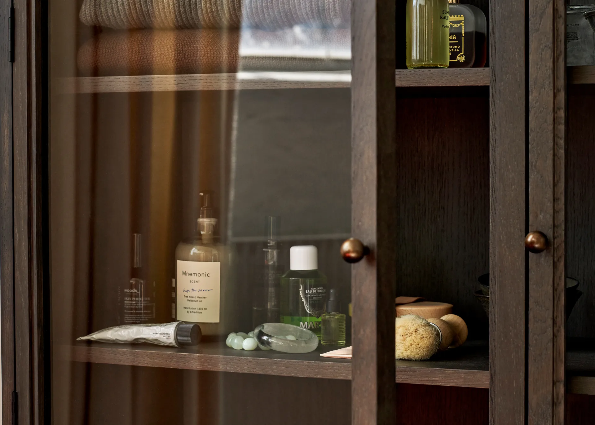 Trace SC88 vitrinekast 120x192x40 cm, Dark stained oak &Tradition