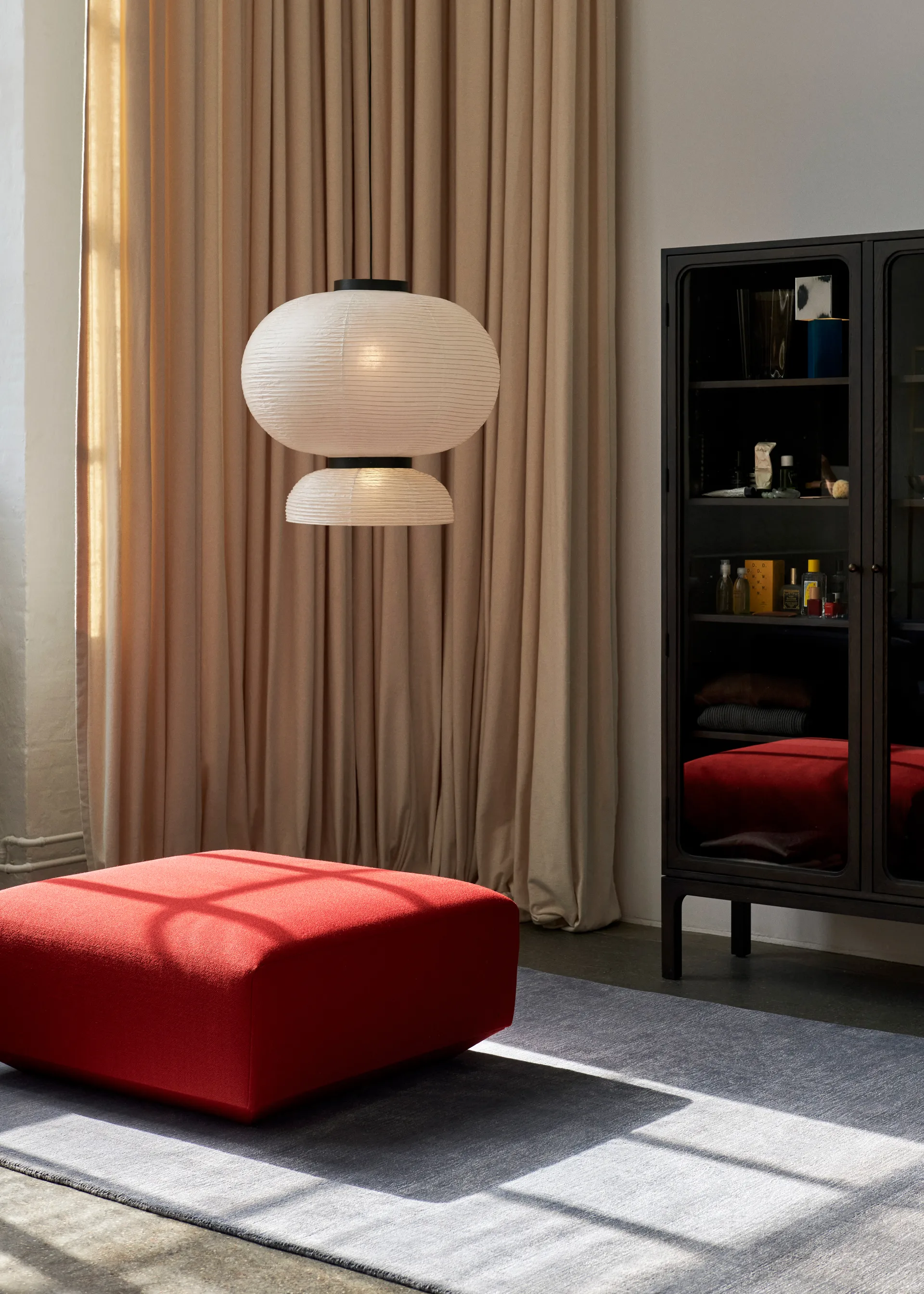 Trace SC88 vitrinekast 120x192x40 cm, Dark stained oak &Tradition