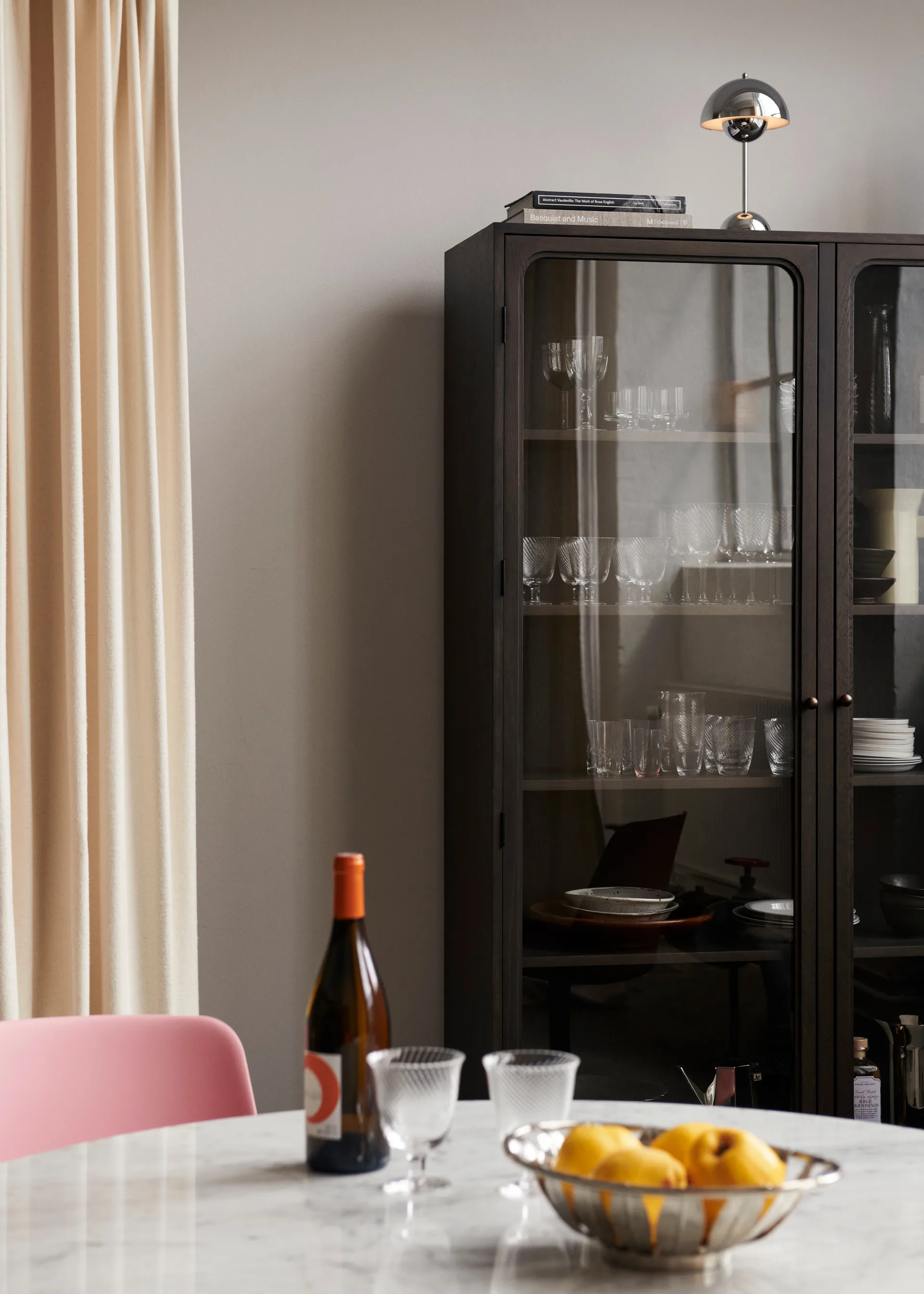 Trace SC88 vitrinekast 120x192x40 cm, Dark stained oak &Tradition