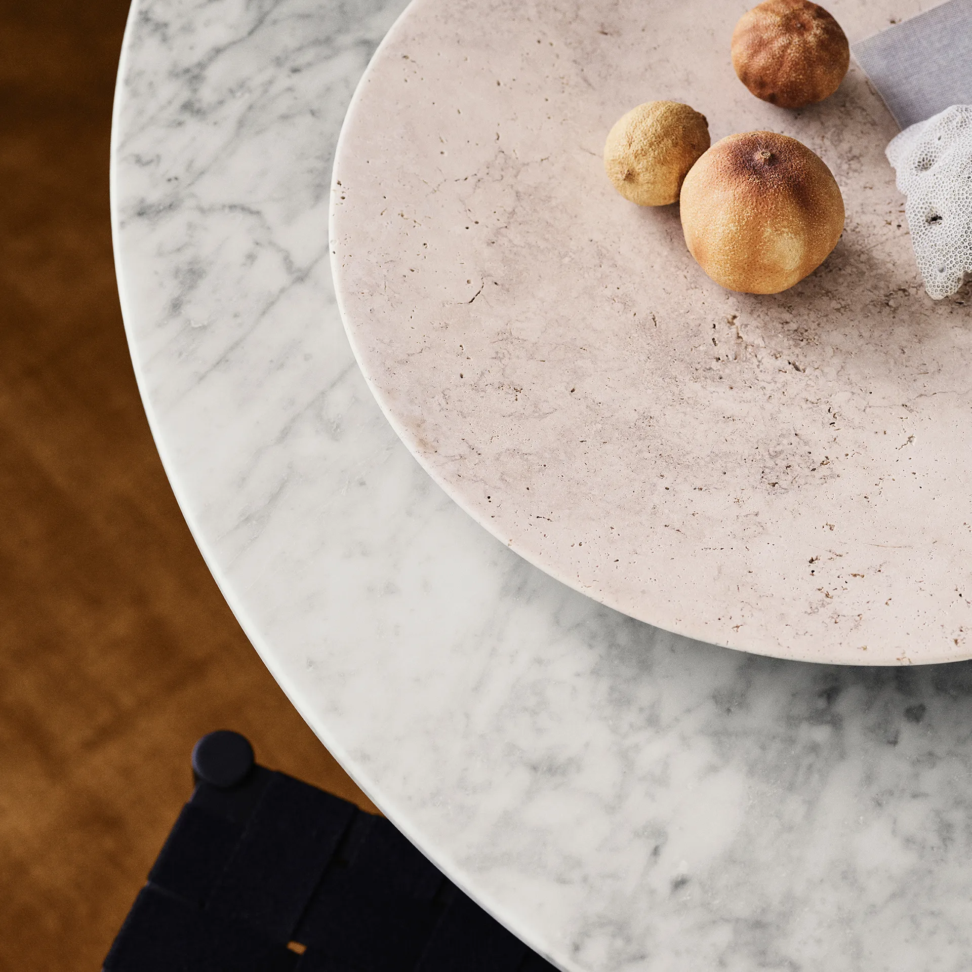 Travertine bord SC55, Ø50 cm &Tradition