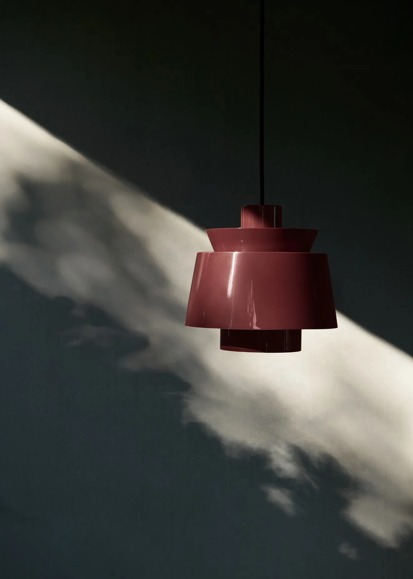 Utzon JU1 lamp, Dark burgundy, Ø22 cm &Tradition