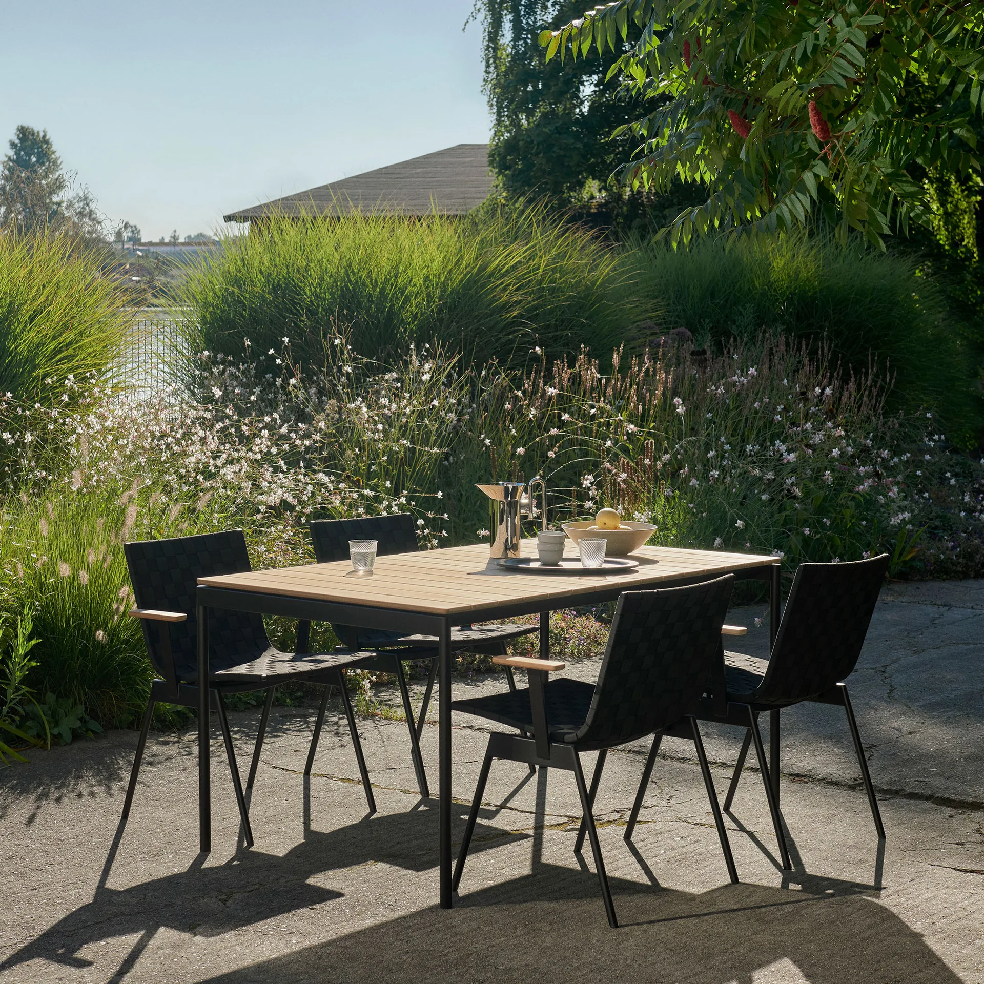 Ville Outdoor AV34 stoel, Warm black &Tradition
