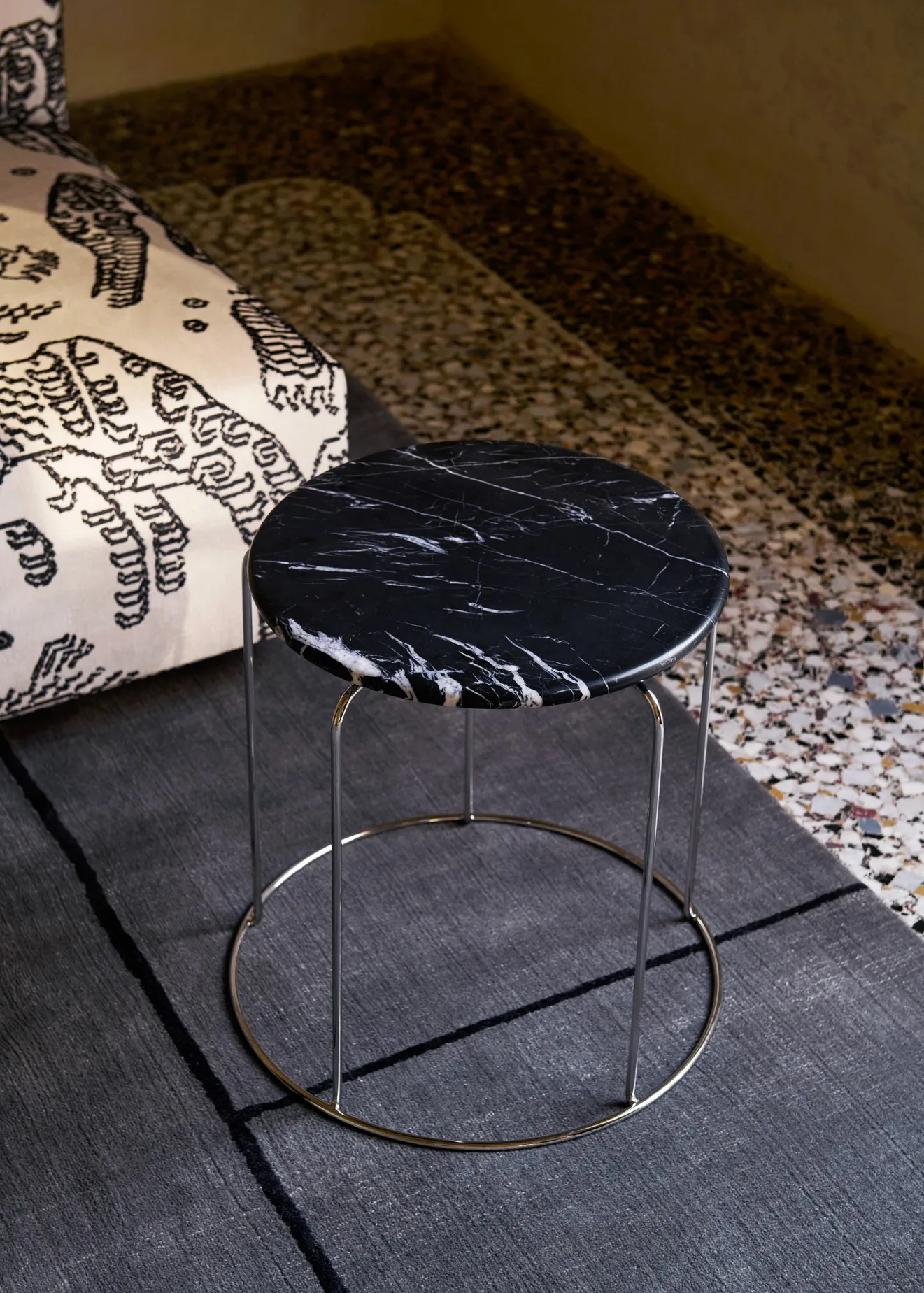 Wire Stool VP11 bovenblad Ø38 cm, Marmer Nero Marquina &Tradition