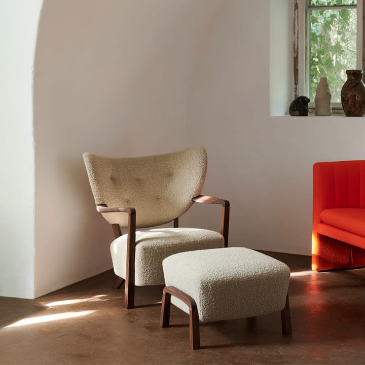 Wulff ATD3 voetenbankje, schapenvacht moonlight, walnoothouten poten &Tradition