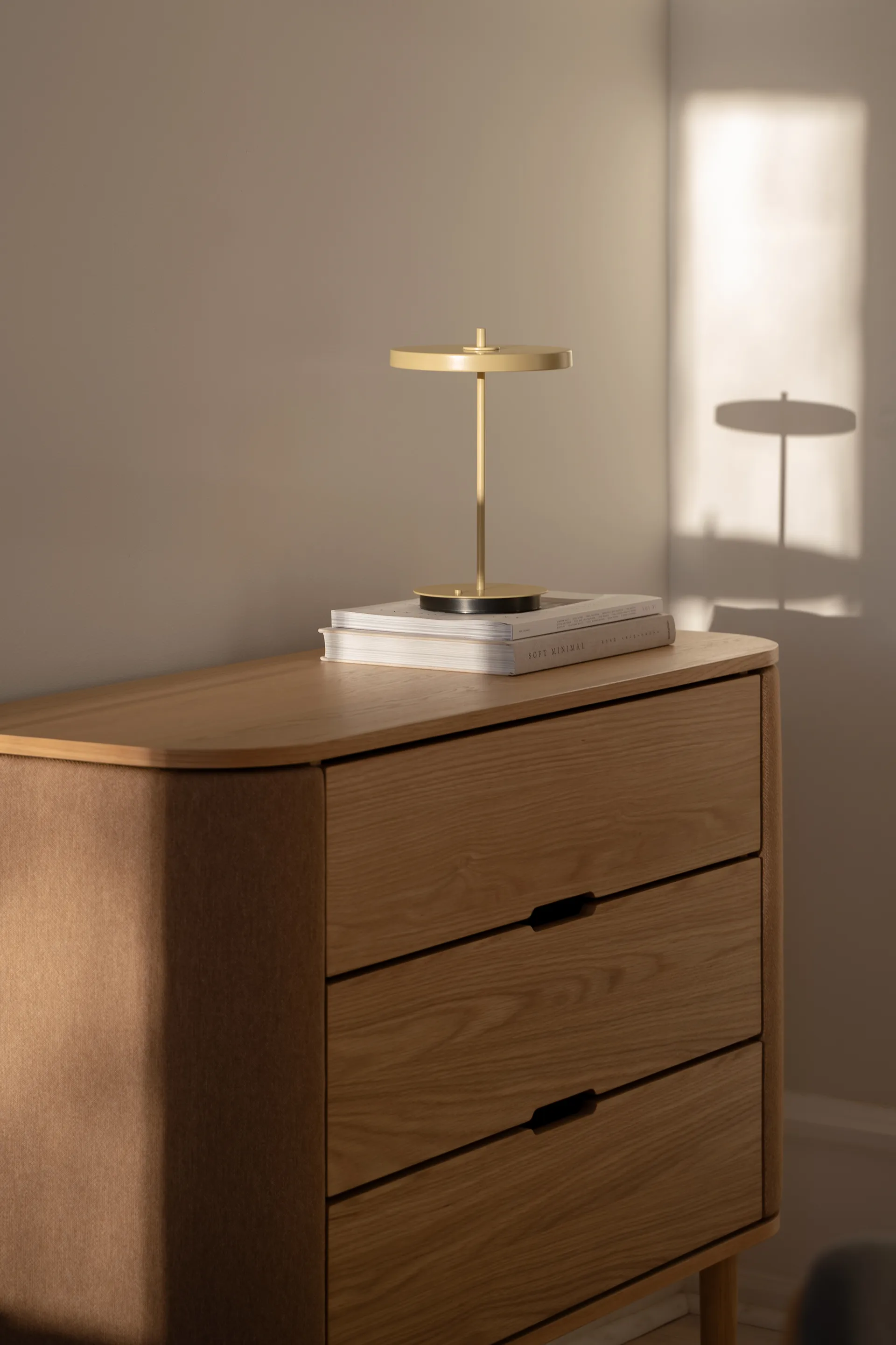 Asteria Move draagbare tafellamp, Monochrome-botergeel Umage