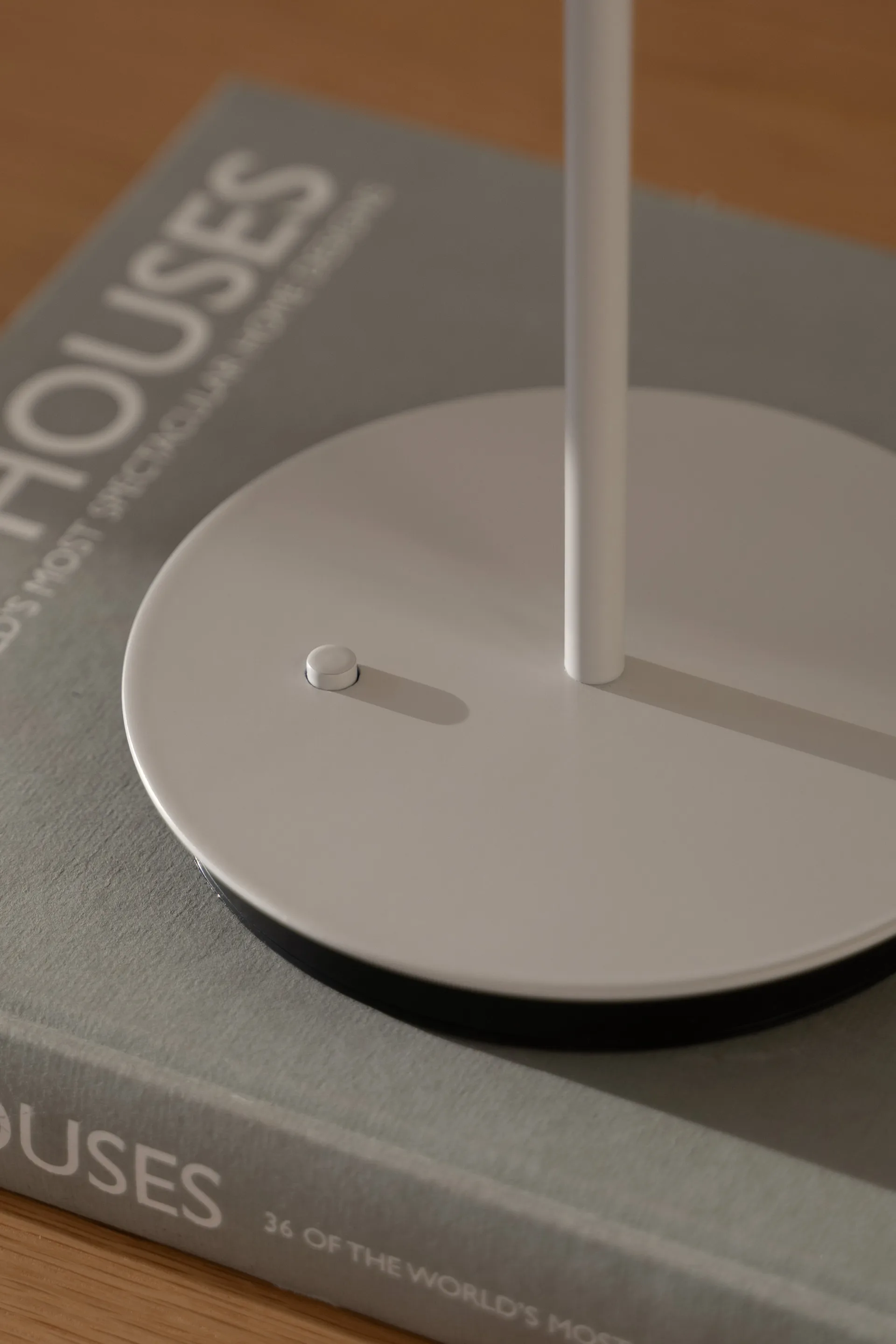 Asteria Move draagbare tafellamp, Monochrome-nuance mist Umage