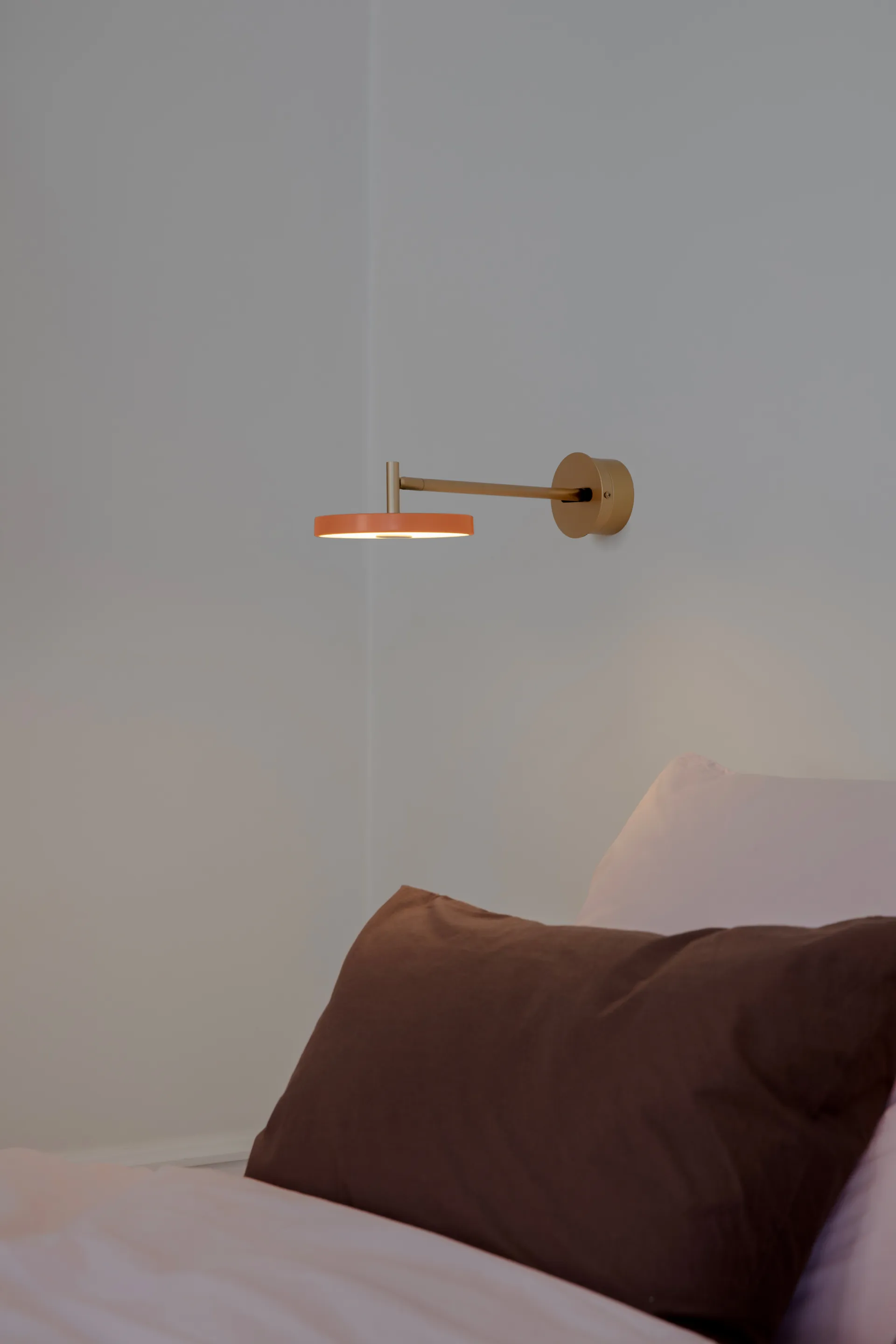 Asteria Wall wandlamp, Long, Nuance orange-brass Umage