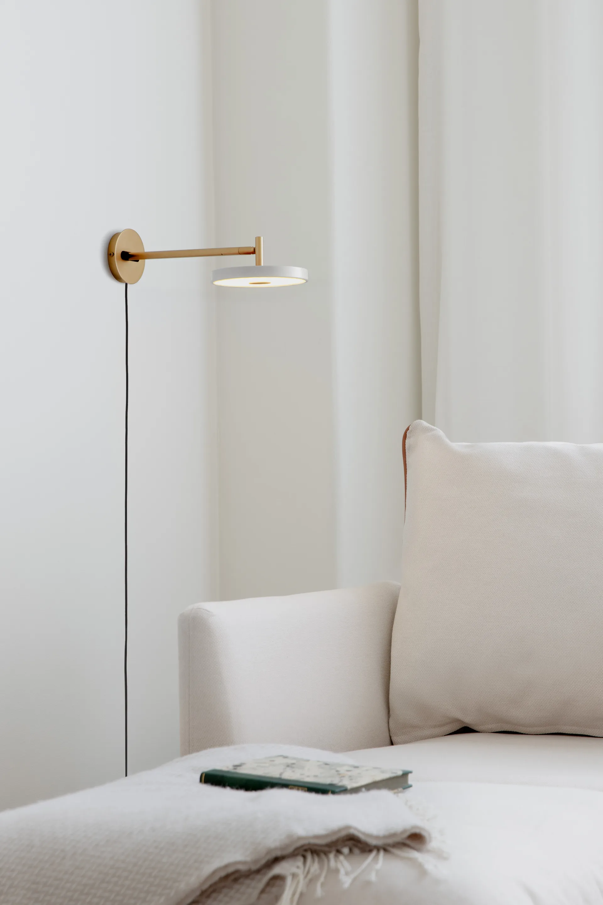 Asteria Wall wandlamp, Long, Pearl white-brass Umage