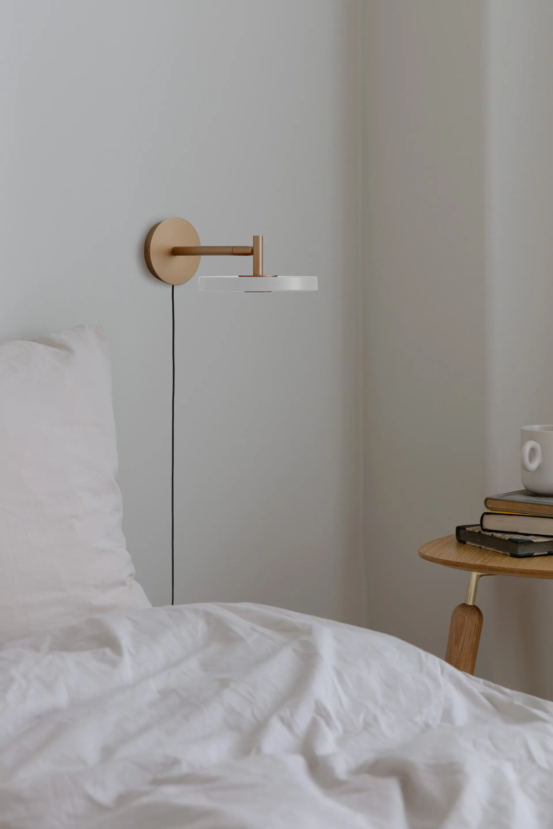 Asteria Wall wandlamp, Short, Pearl white-brass Umage