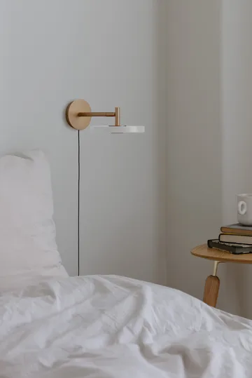 Asteria Wall wandlamp - Short, Pearl white-brass - Umage