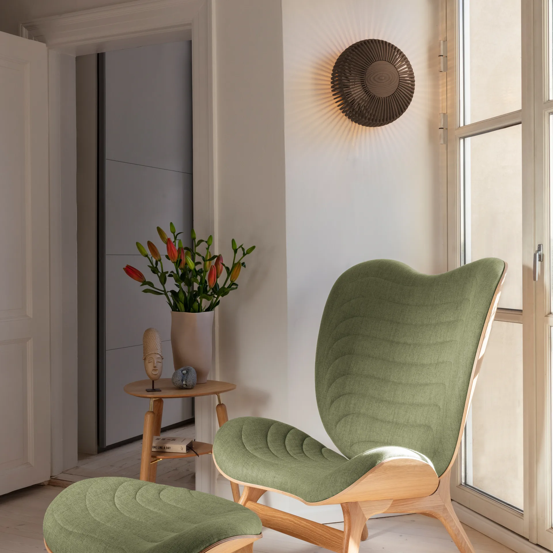 Clava Up wandlamp medium, Donker eiken Umage