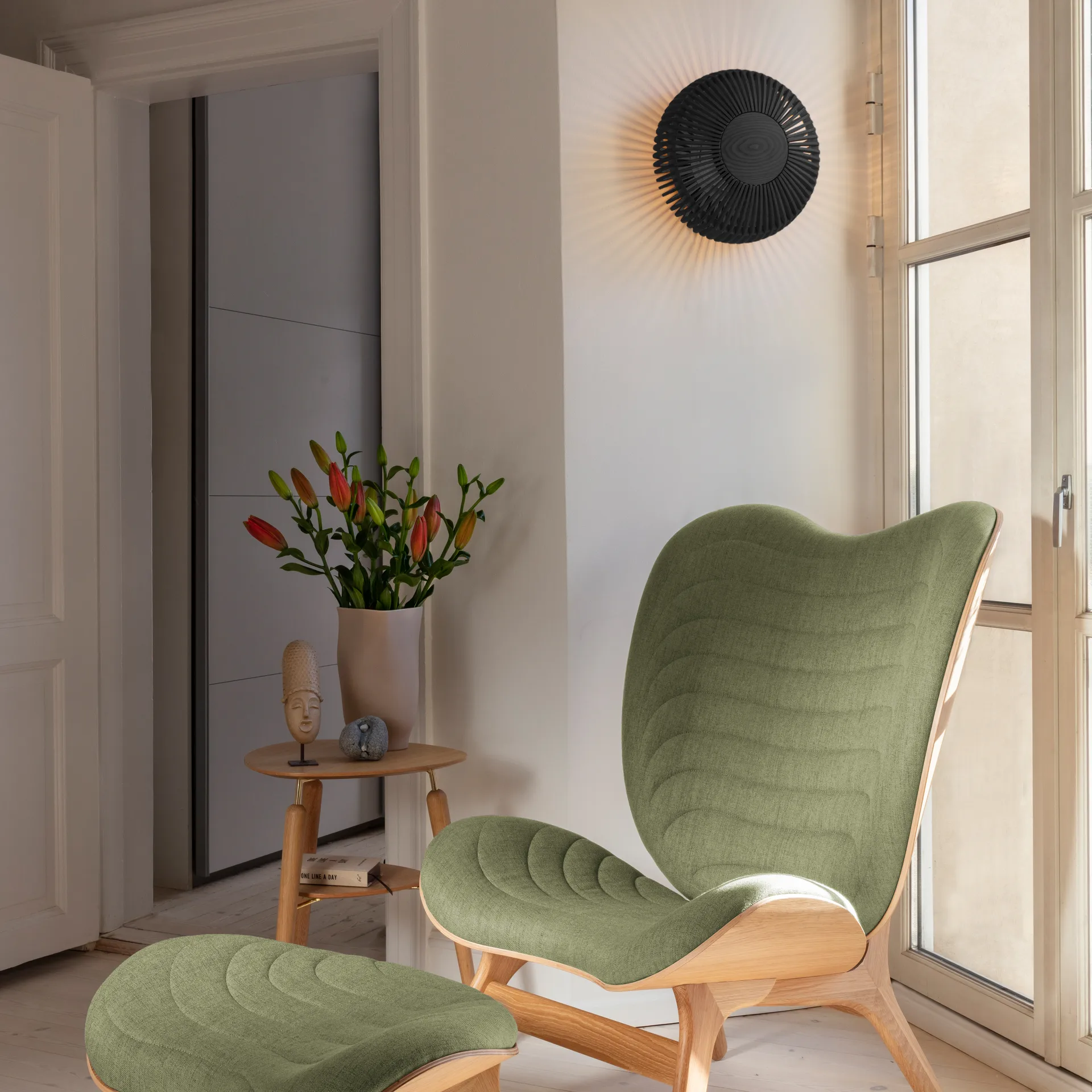 Clava Up wandlamp medium, Zwart eiken Umage