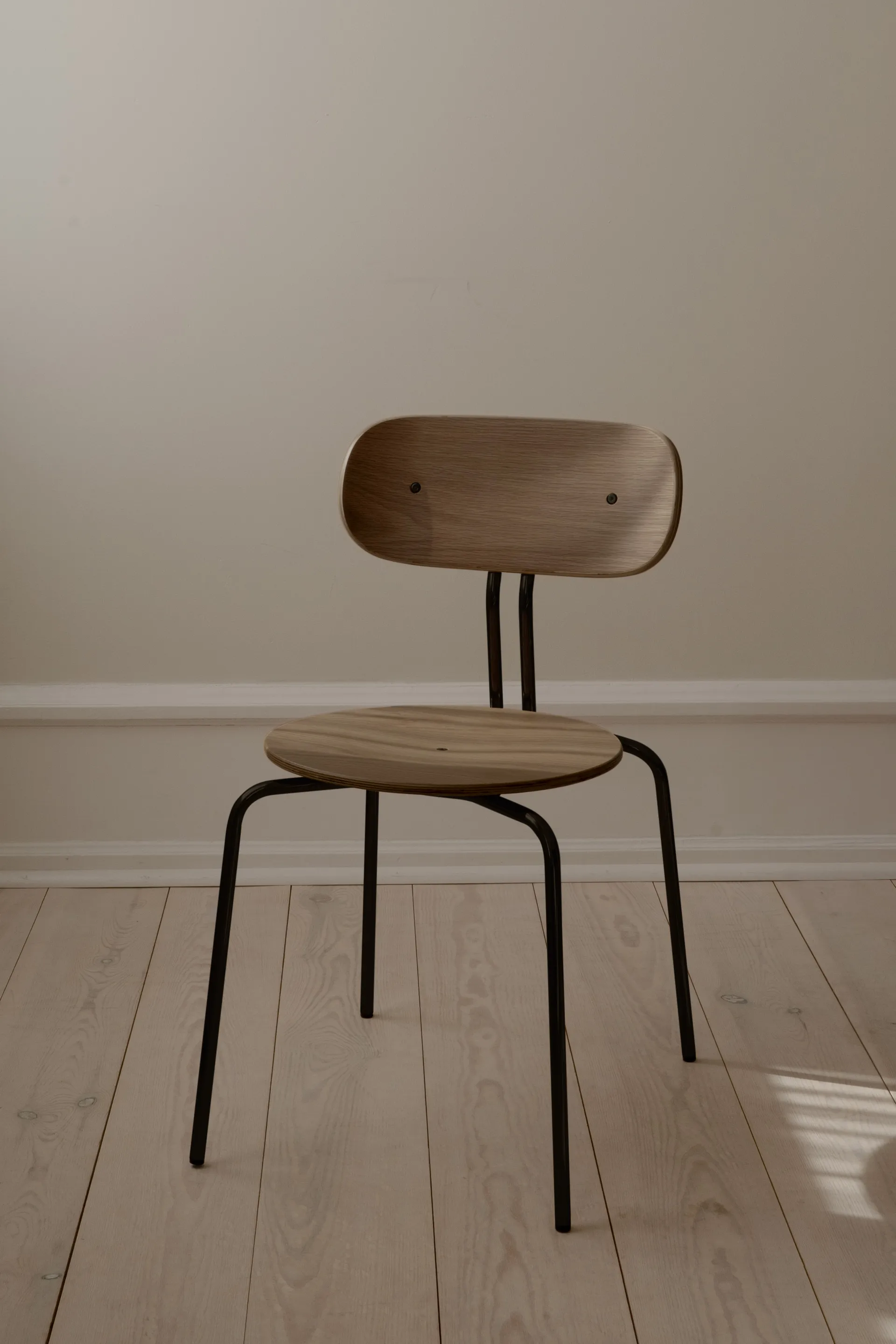 Curious stoel, Gerookt eiken-Black legs Umage