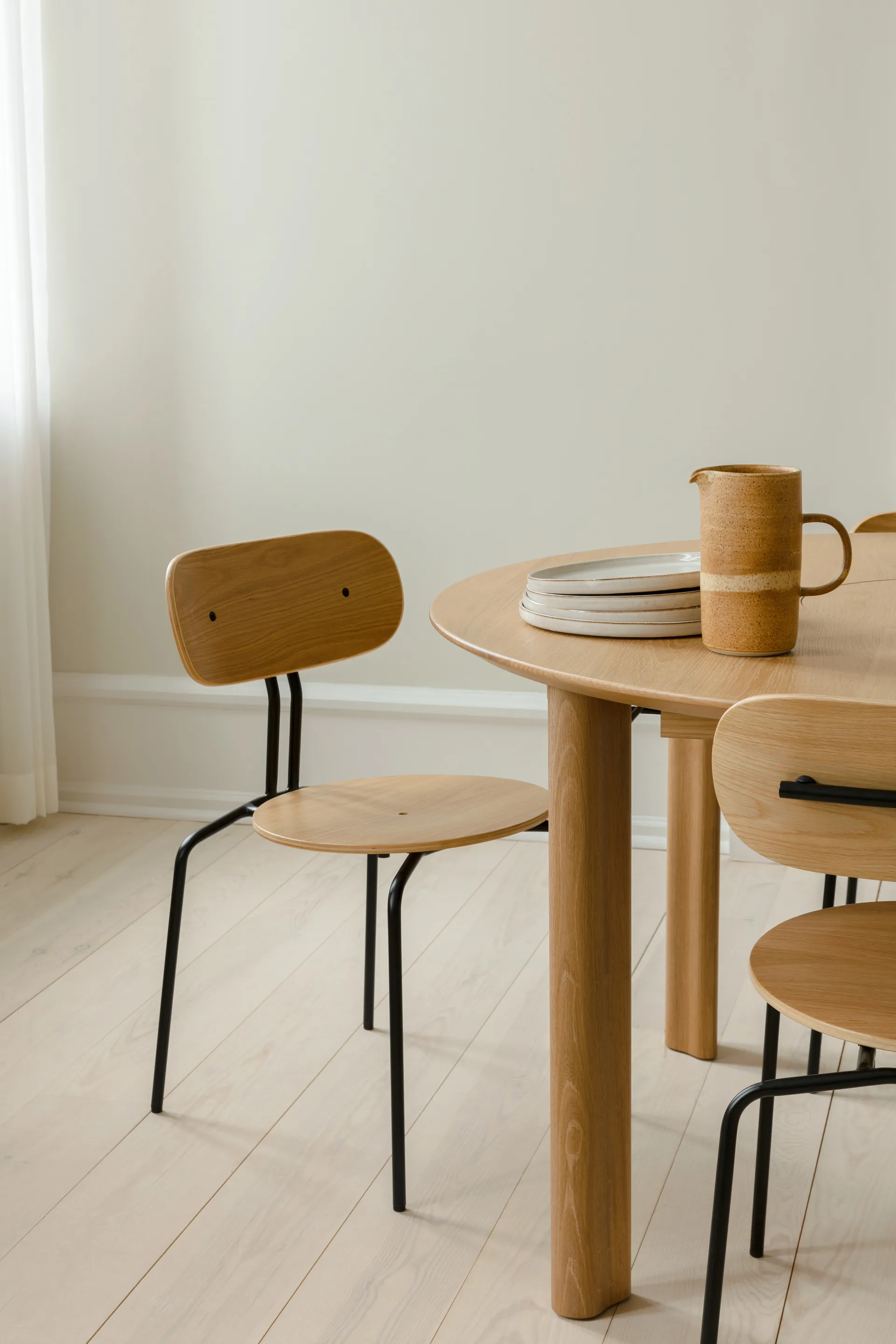 Curious stoel, Oak-black legs Umage