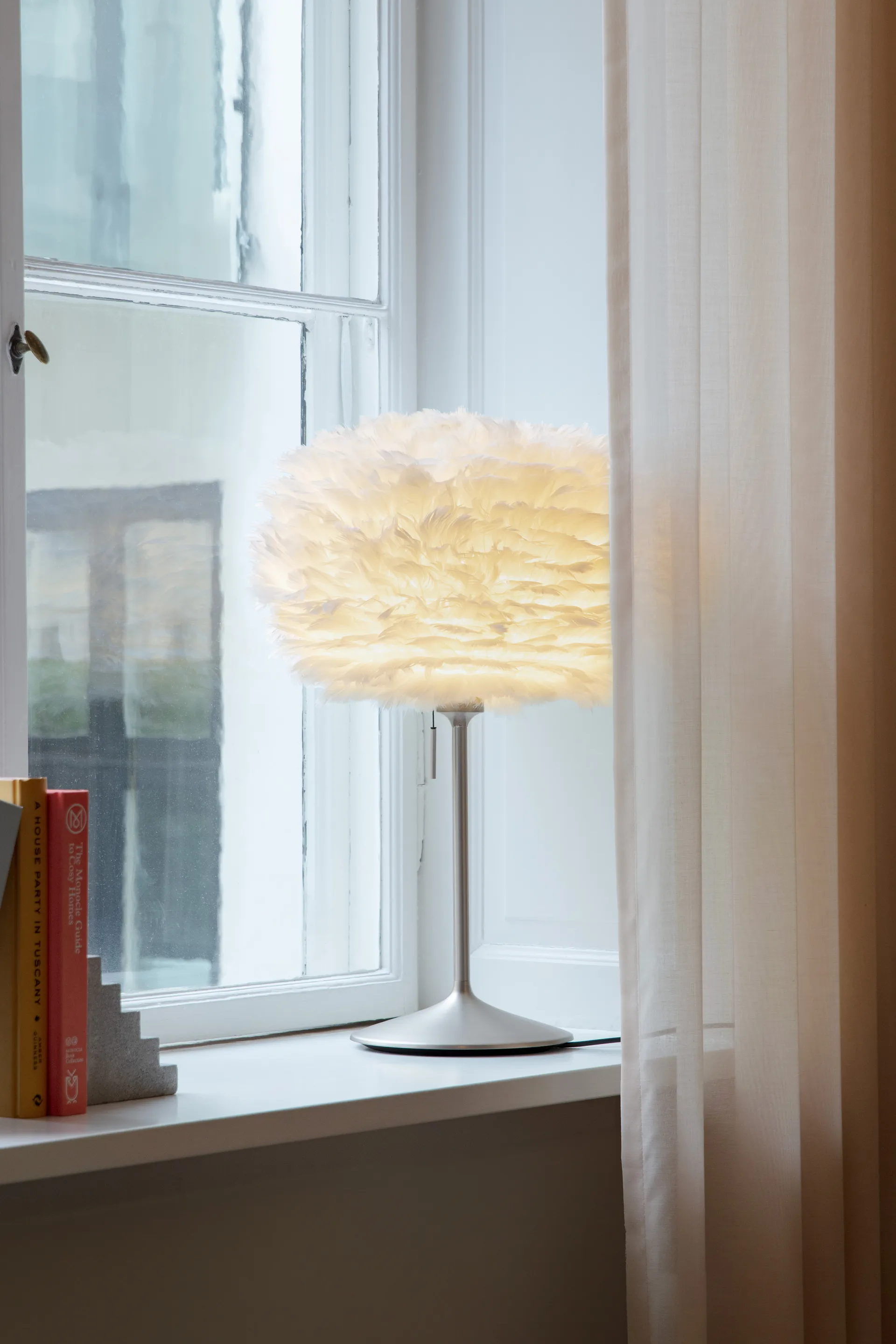 Eos tafellamp medium, Wit-Geborsteld staal Umage