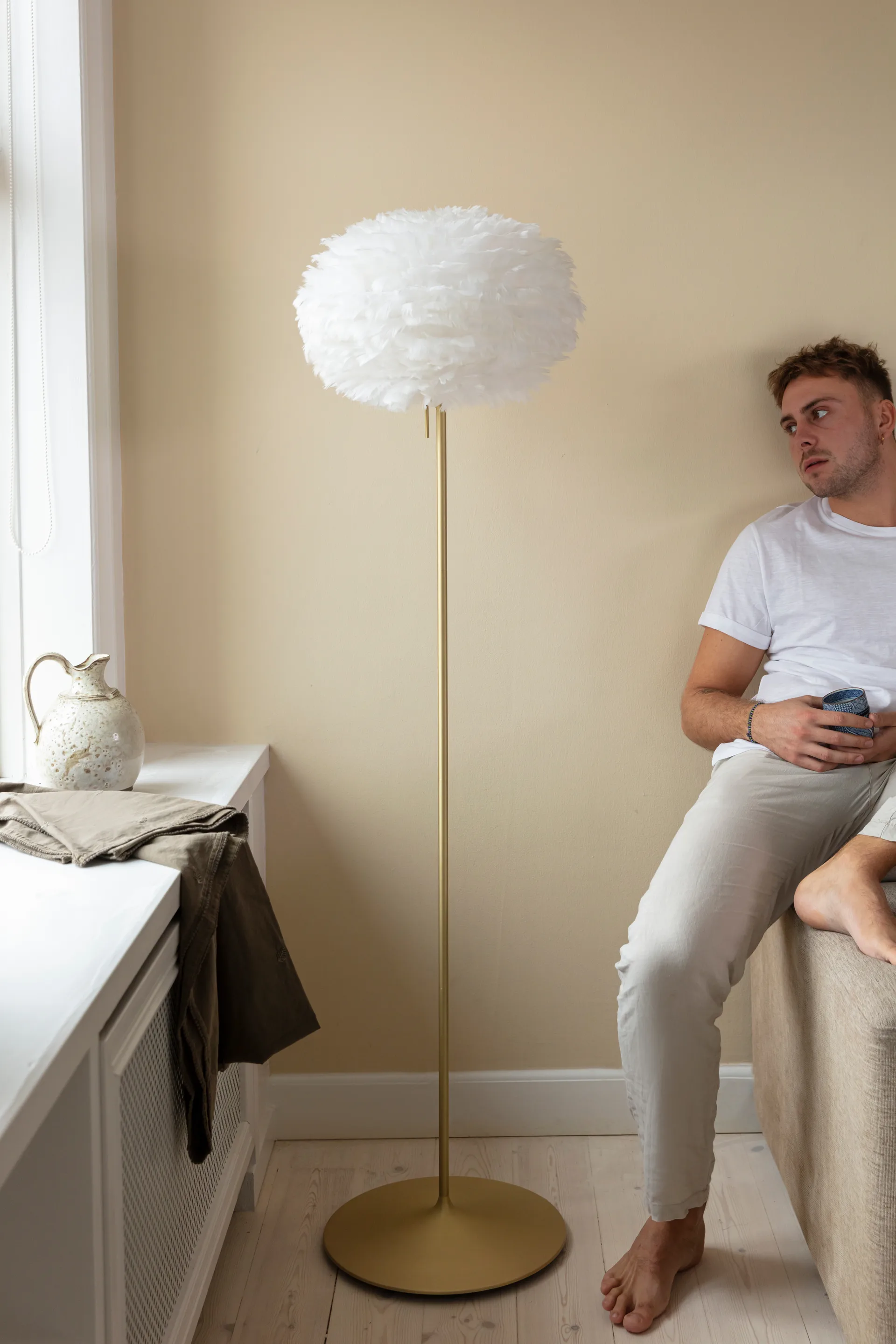 Eos vloerlamp medium, Wit-Geborsteld messing Umage