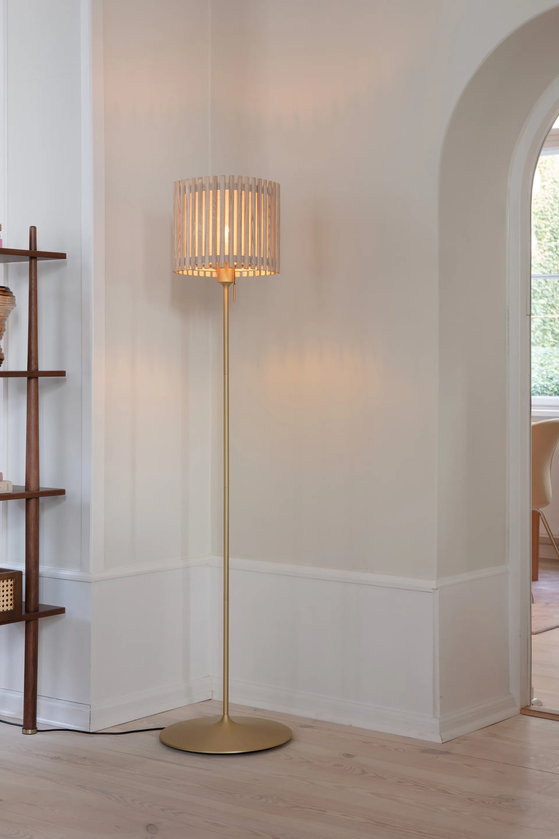 Komorebi vloerlamp medium, Circle oak Geborsteld messing Umage