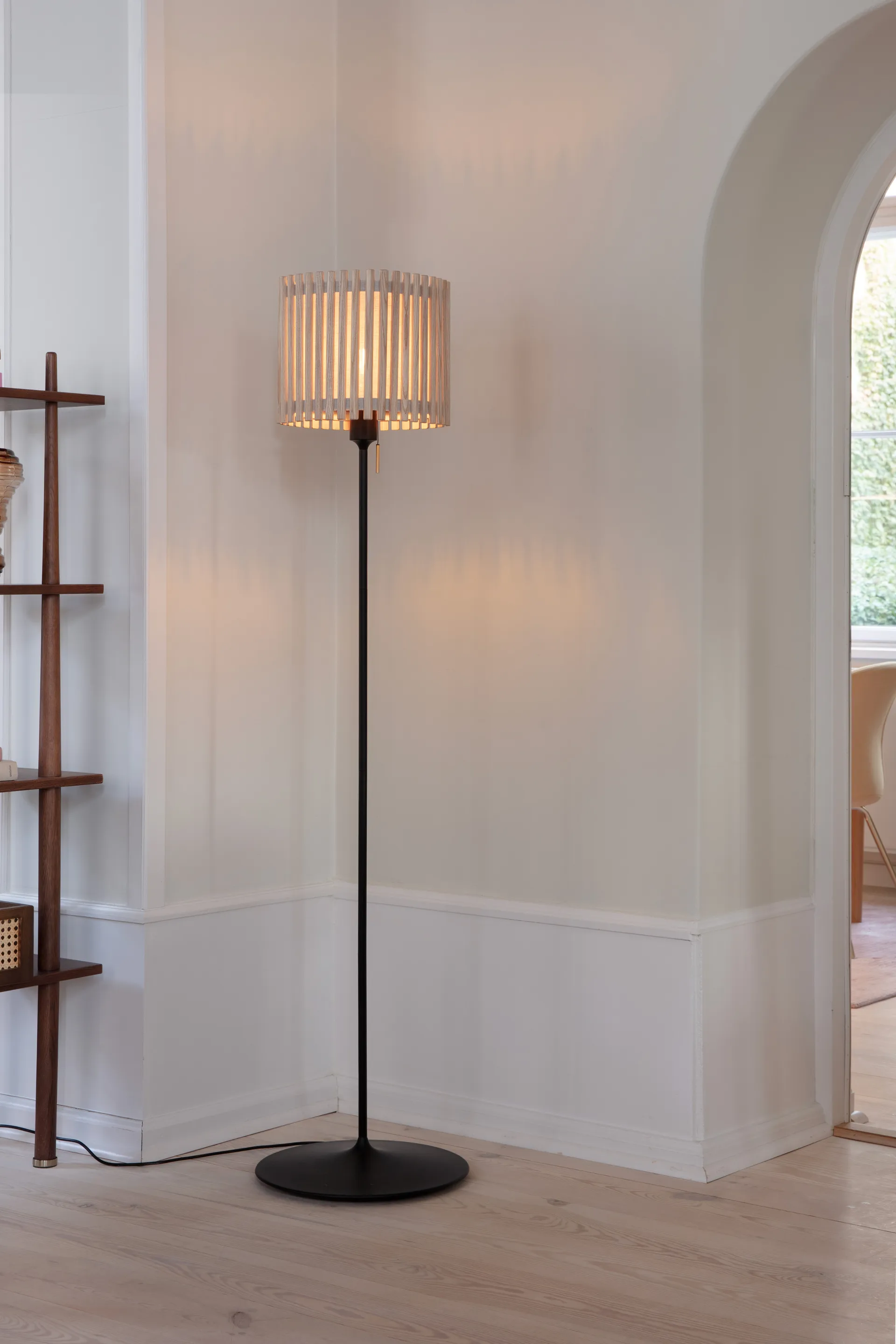 Komorebi vloerlamp medium, Circle oak-zwart Umage