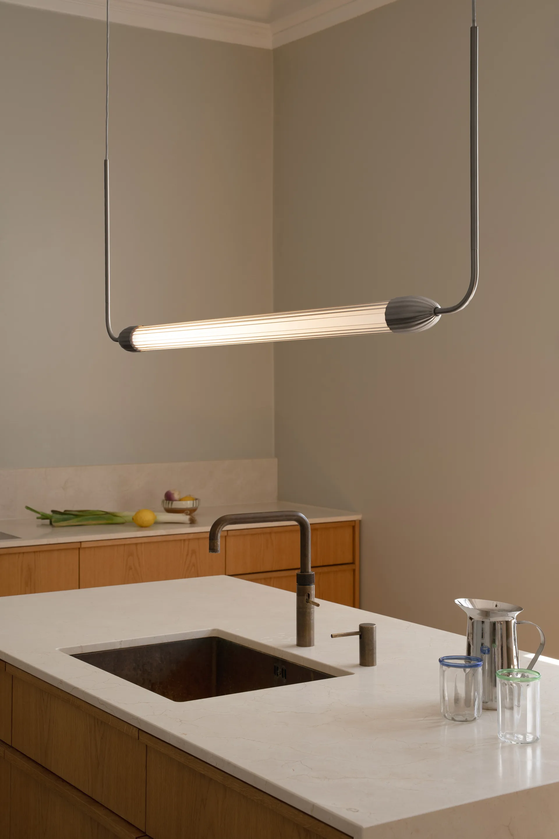 Lemon Squeeze linear hanglamp, Gepolijst staal Umage