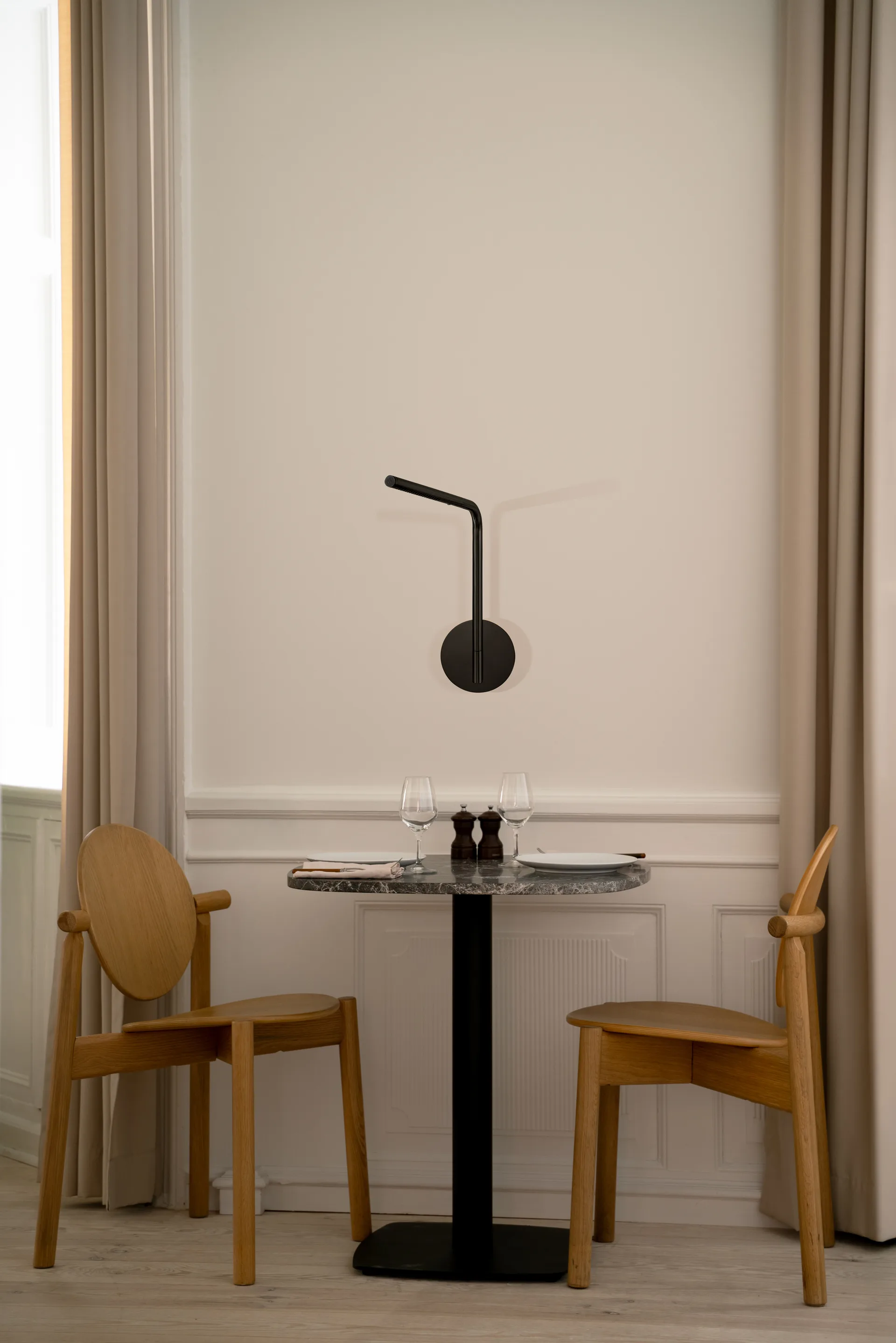 Omni Pivot wandlamp, Black Umage