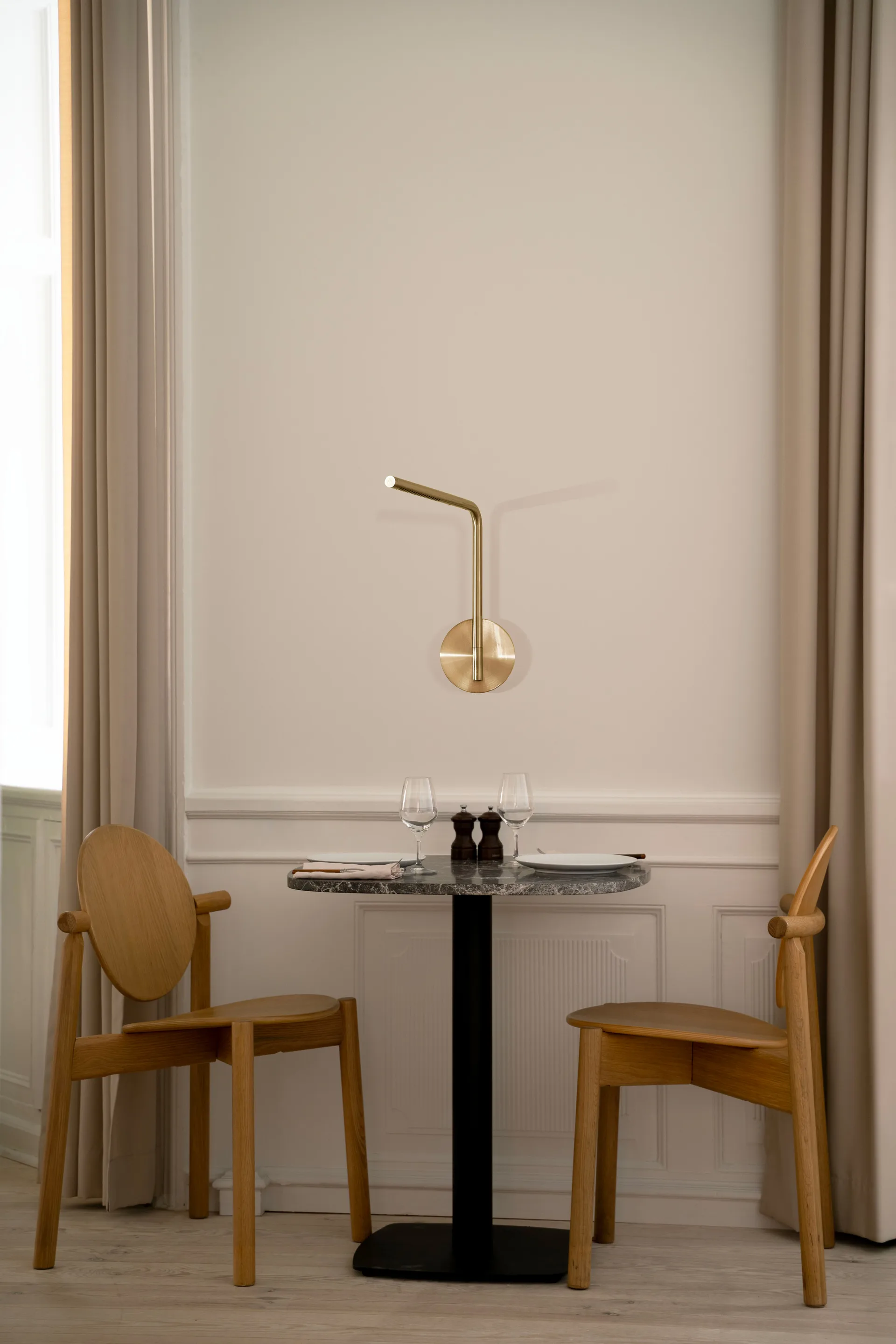 Omni Pivot wandlamp, Brass Umage