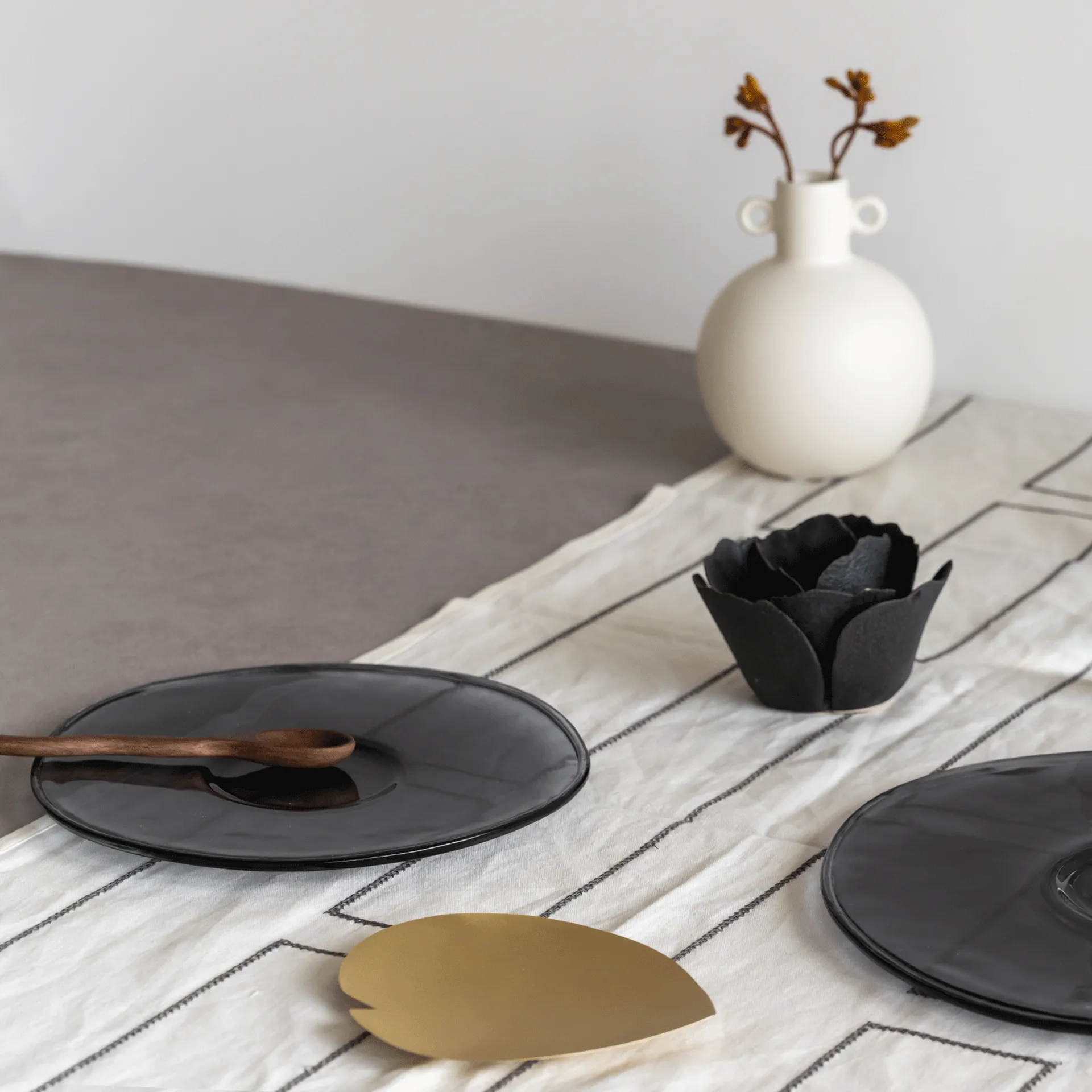 UNC bord gerecycled glas Ø23 cm, Ebony URBAN NATURE CULTURE