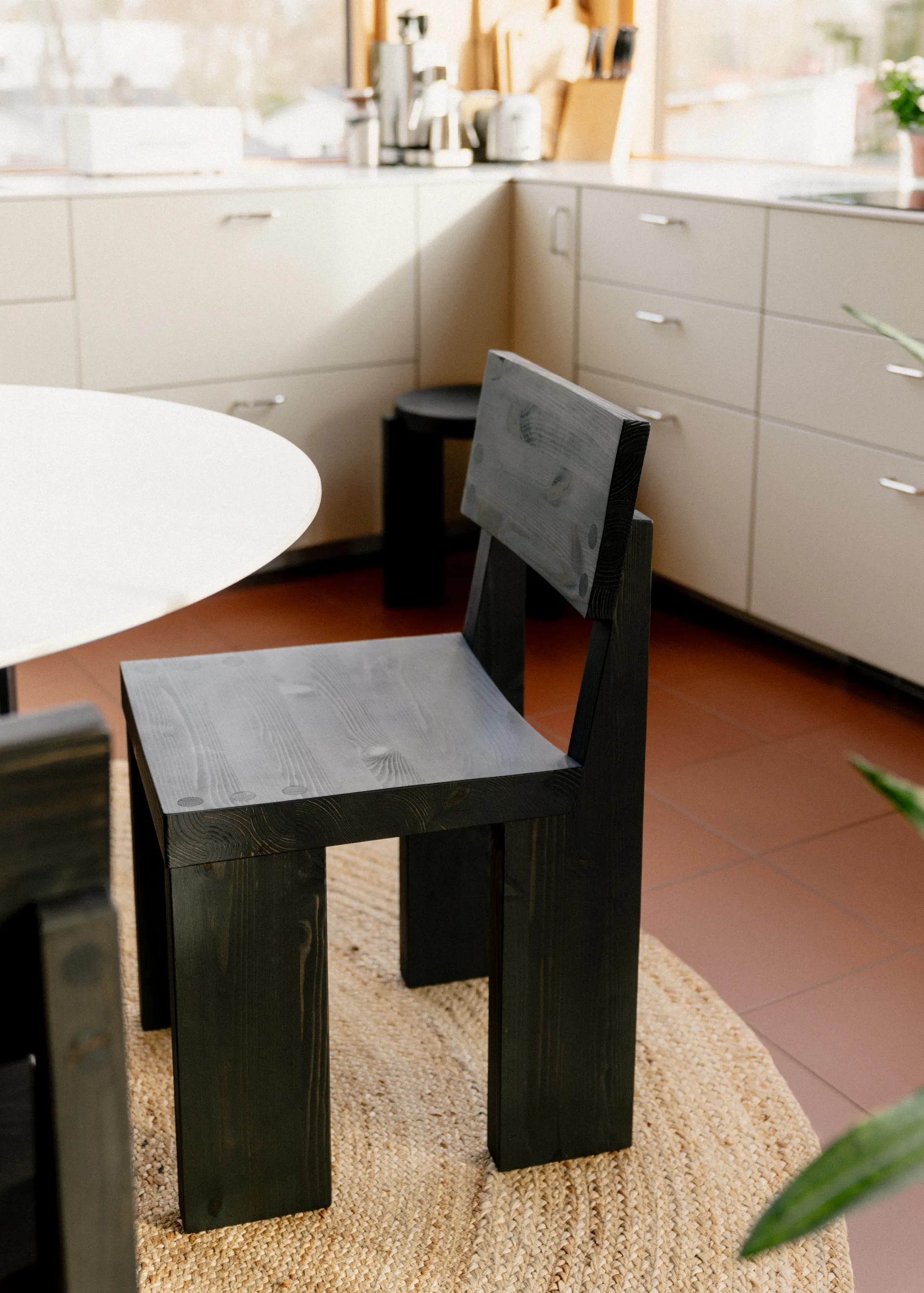 001 Dining Chair stoel, Zwart gebeitst grenen Vaarnii