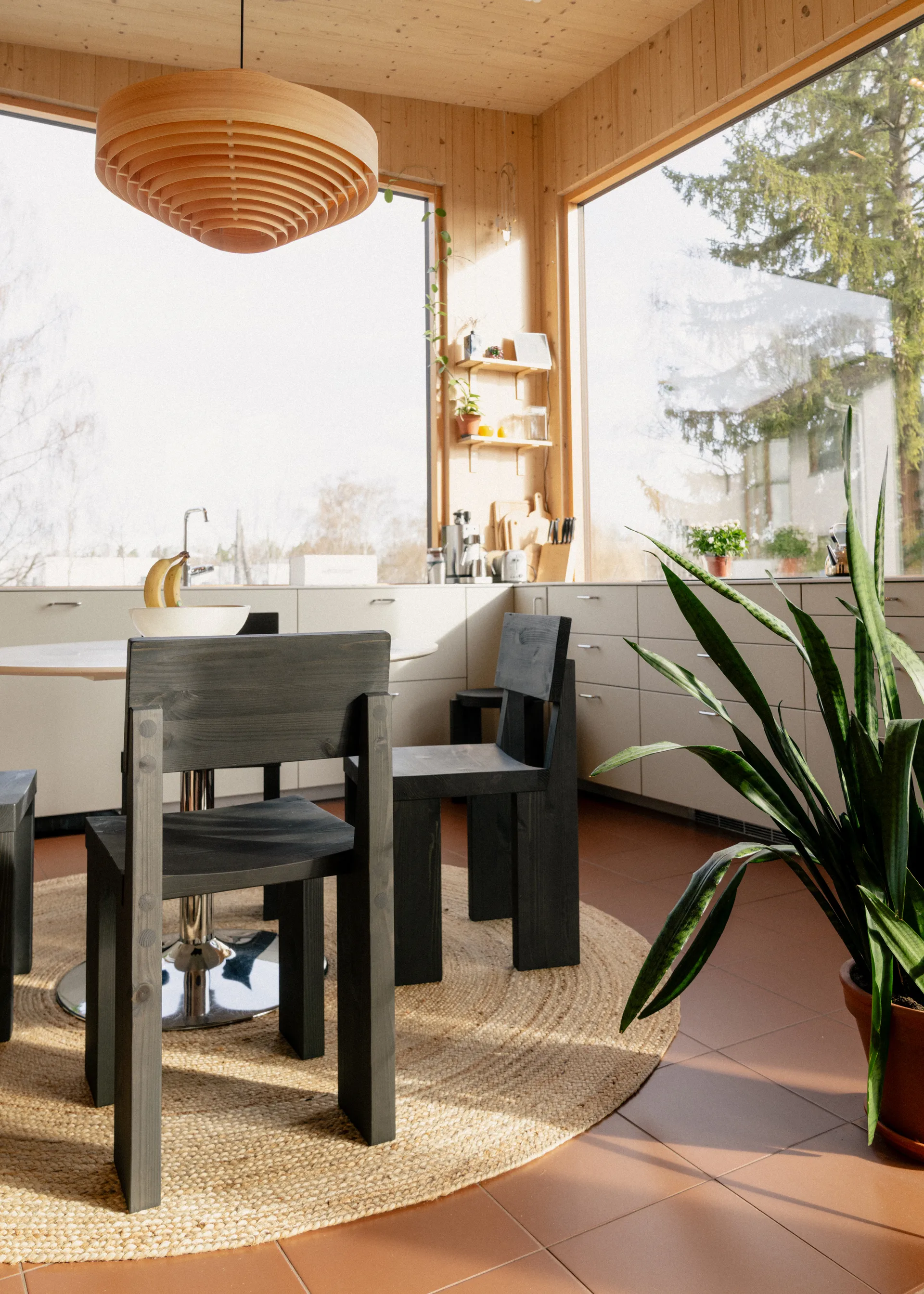 001 Dining Chair stoel, Zwart gebeitst grenen Vaarnii