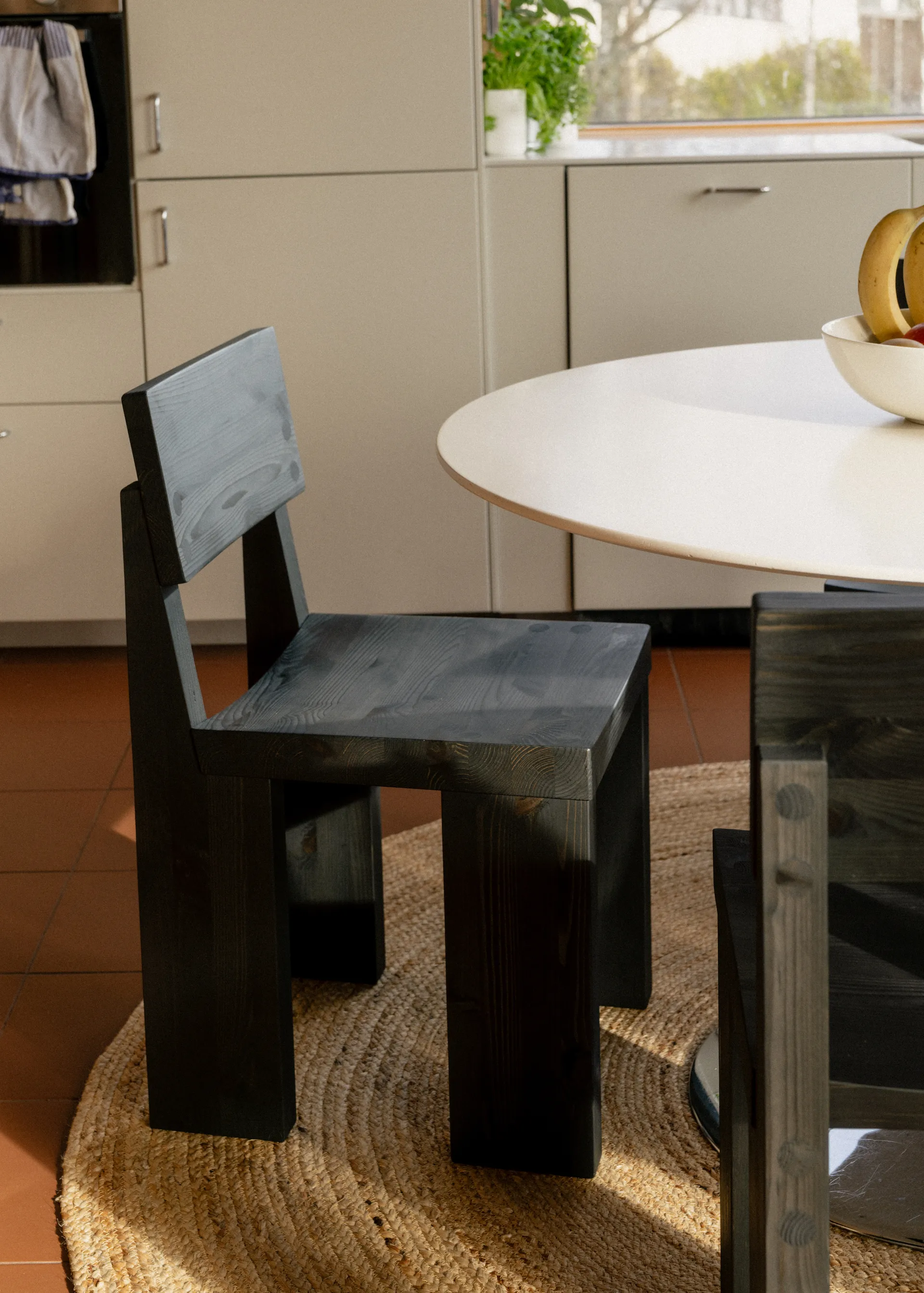 001 Dining Chair stoel, Zwart gebeitst grenen Vaarnii