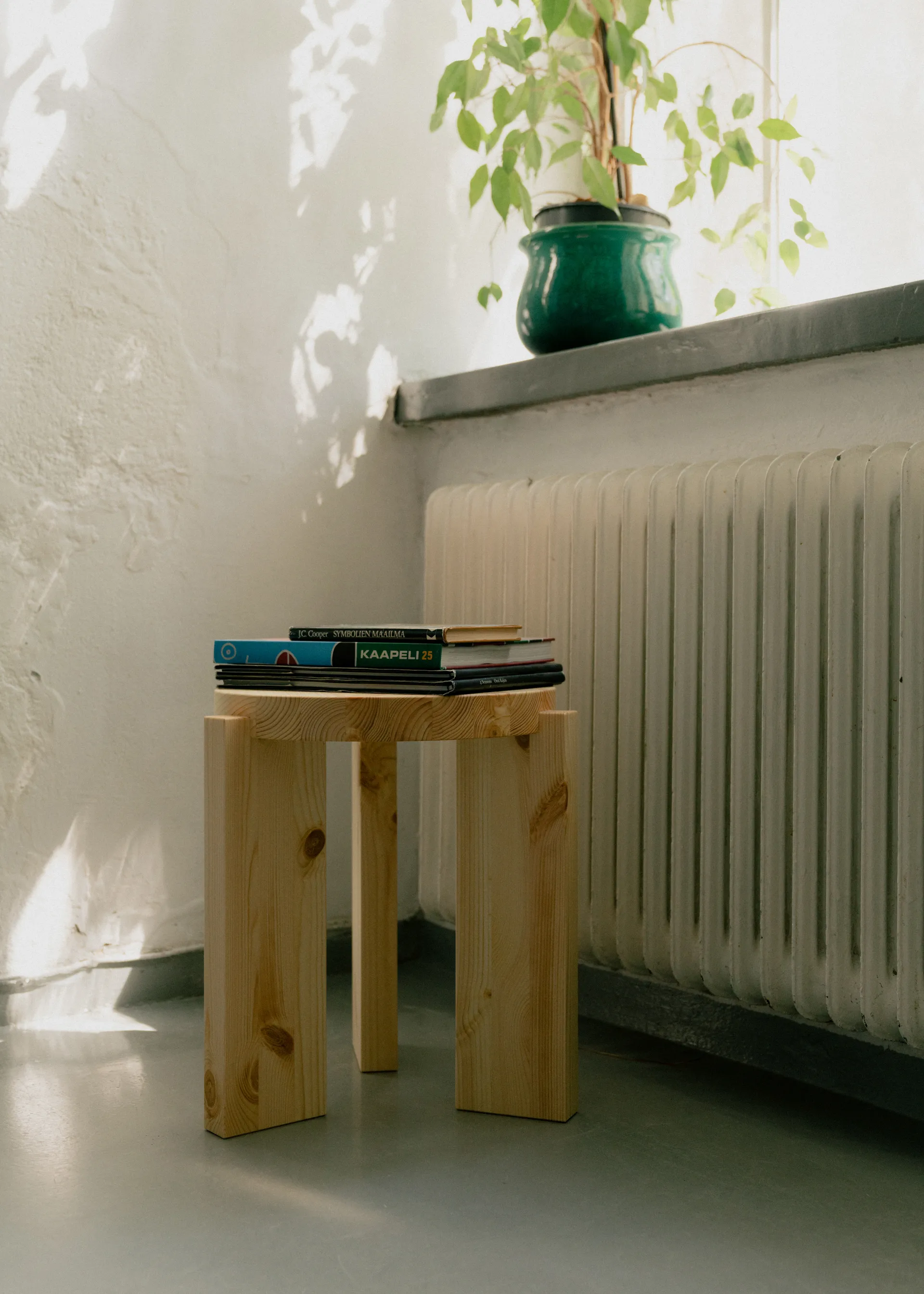 001 Stool kruk, Mat geolied en gewaxt grenen, Ø40x44 cm Vaarnii