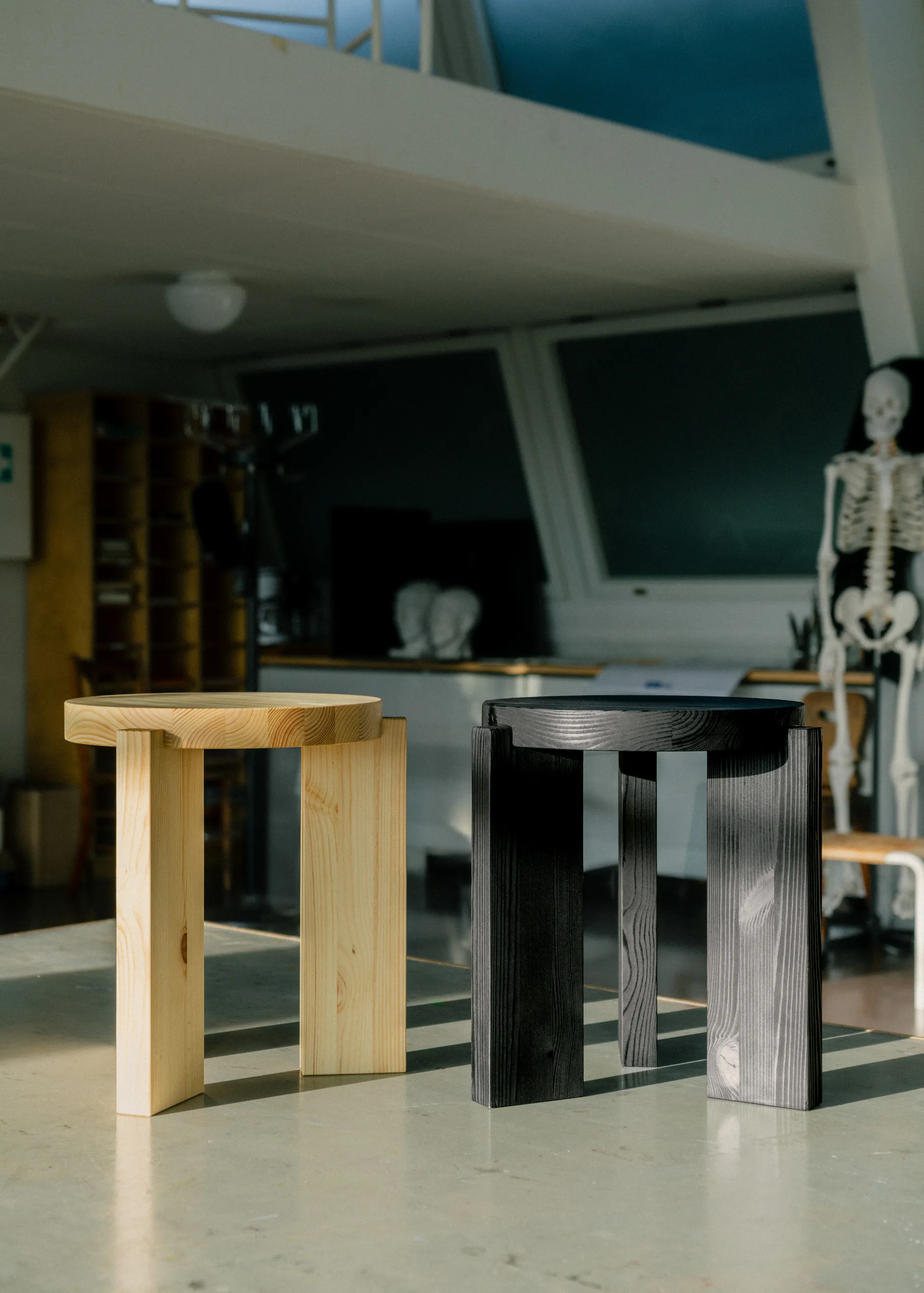 001 Stool kruk, Zwart gebeitst grenen, Ø40x44 cm Vaarnii