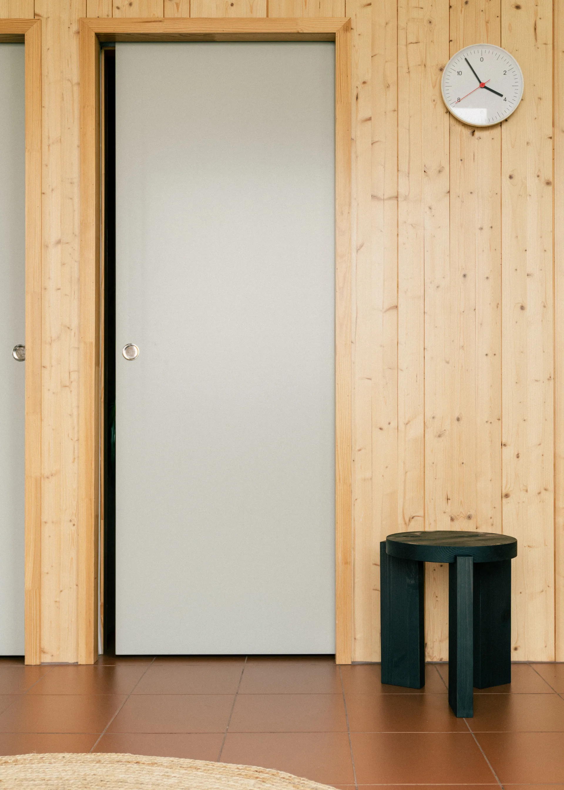 001 Stool kruk, Zwart gebeitst grenen, Ø40x44 cm Vaarnii