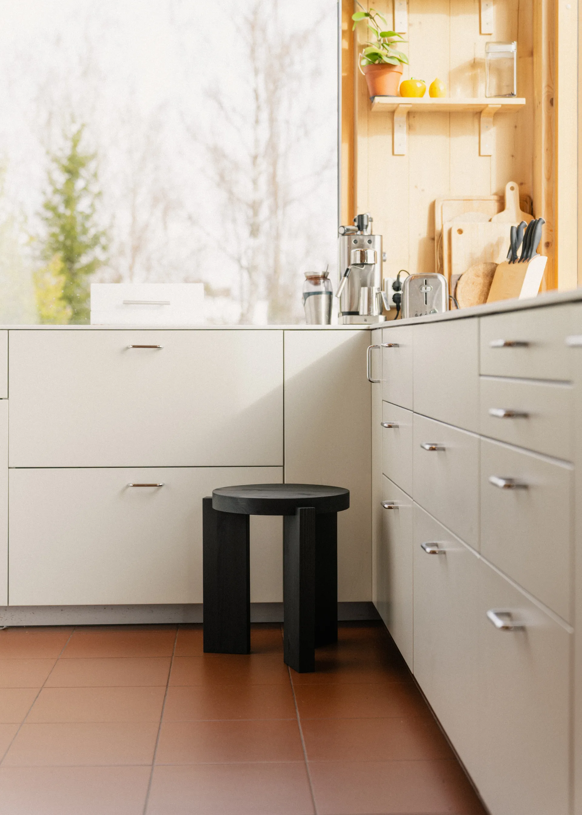 001 Stool kruk, Zwart gebeitst grenen, Ø40x44 cm Vaarnii