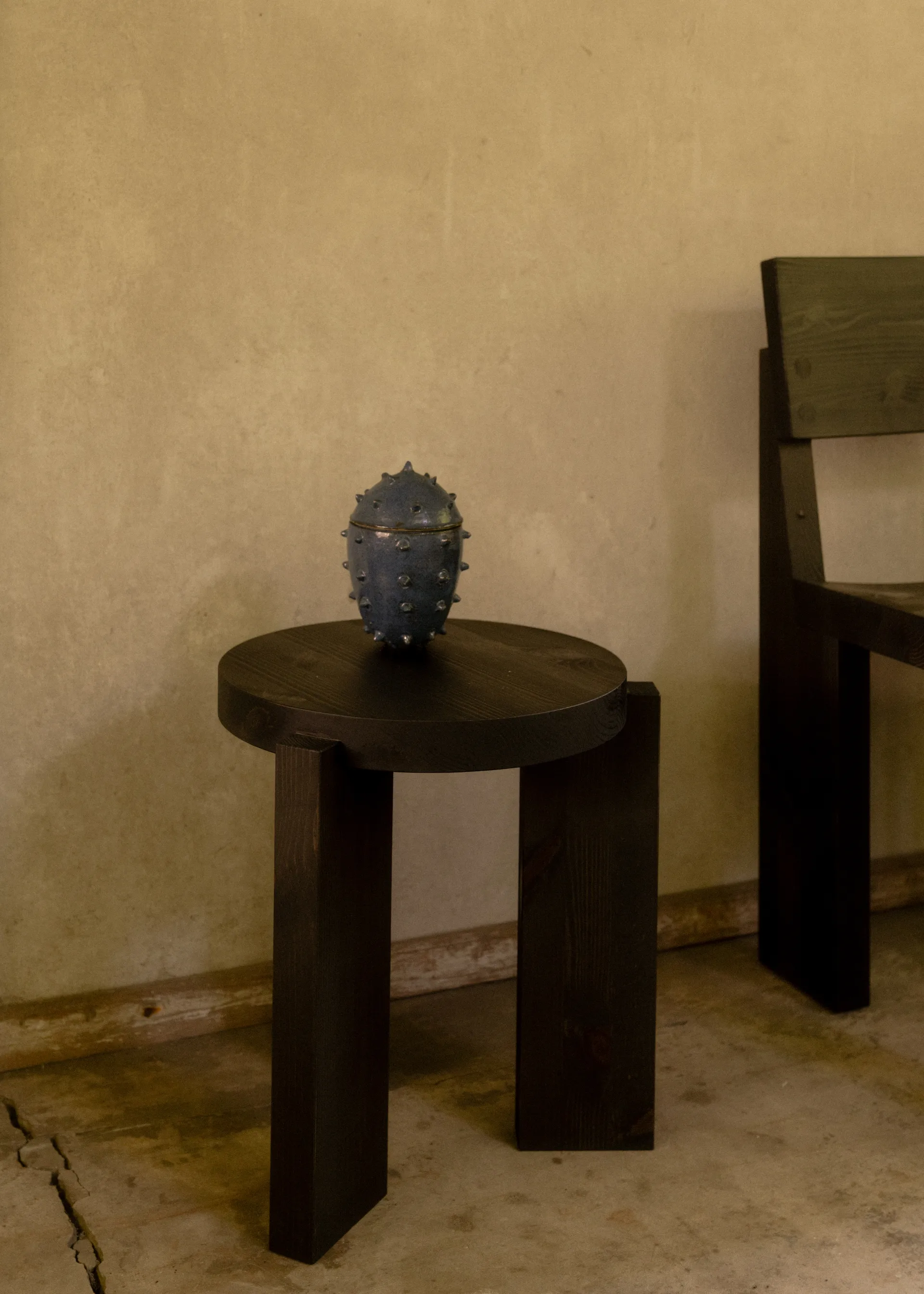 001 Stool kruk, Zwart gebeitst grenen, Ø40x44 cm Vaarnii