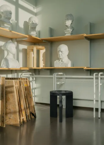 001 Stool kruk - Zwart gebeitst grenen, Ø40x44 cm - Vaarnii